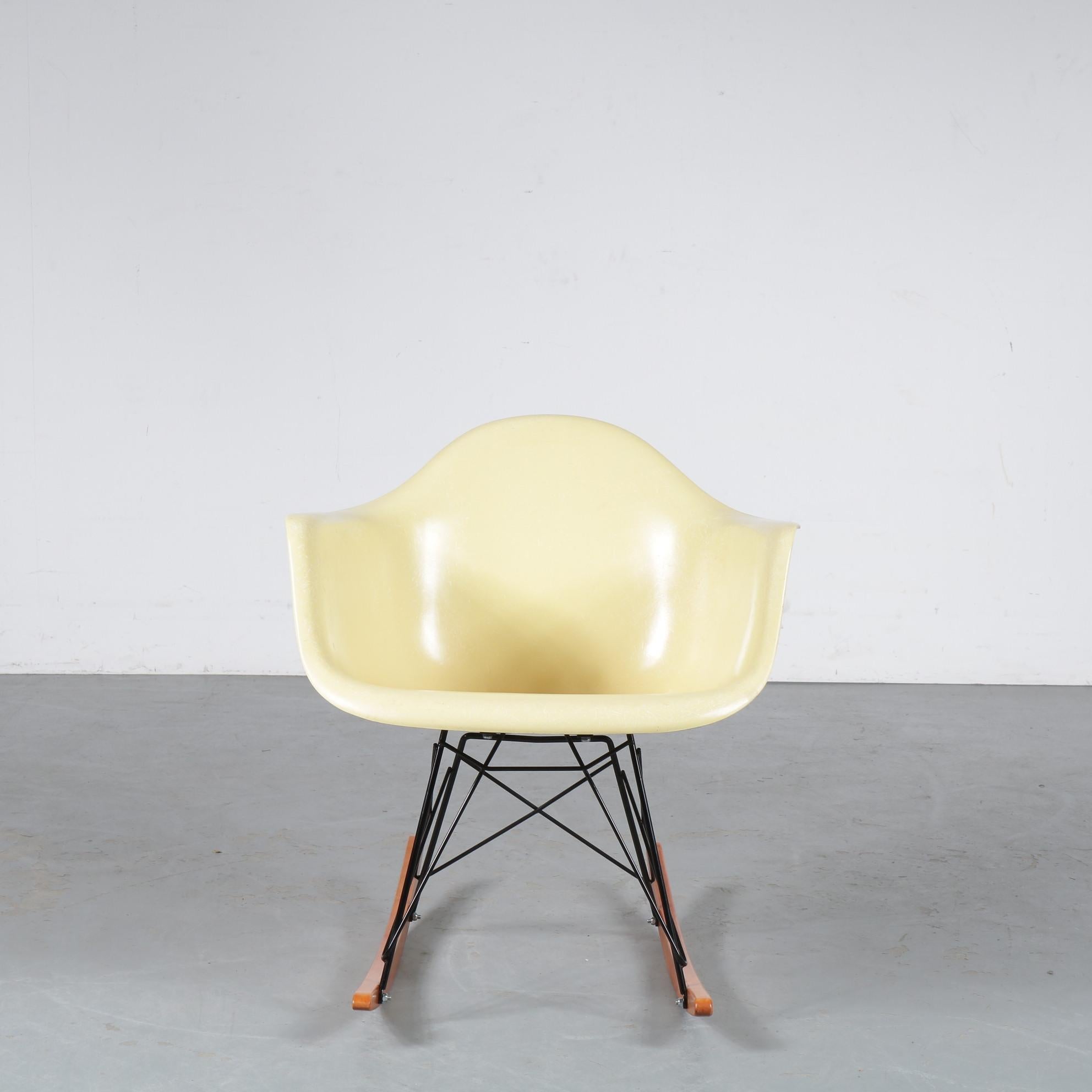 Ein sehr seltener Schaukelstuhl, entworfen von Charles & Ray Eames, hergestellt von Zenith / Herman Miller in den Vereinigten Staaten von Amerika um 1950.

Die ersten Eames-Stühle aus Fiberglas wurden von Zenith Plastics hergestellt und waren in