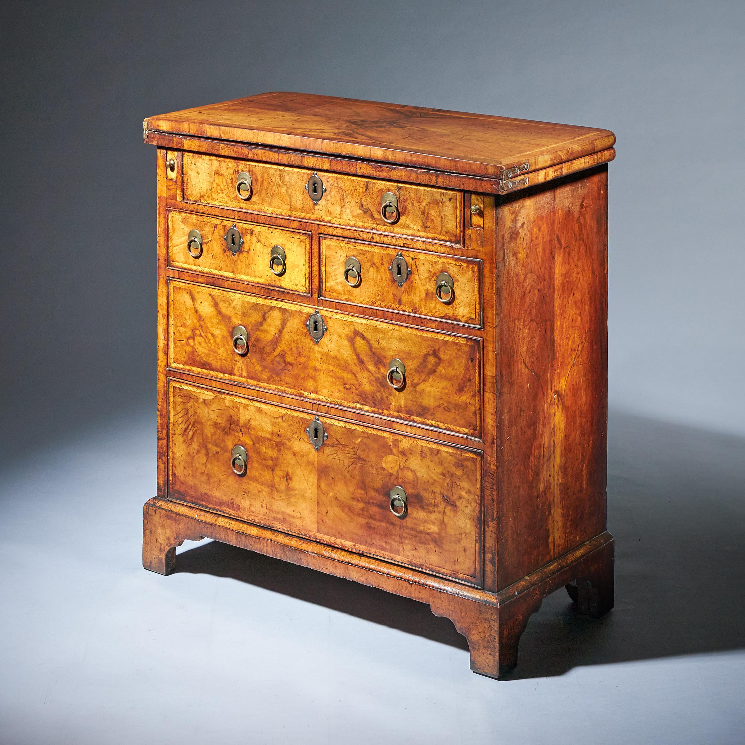 Early 18th Century George I Figured Walnut Bachelors Chest, C.1720-1730 In Good Condition For Sale In Oxfordshire, United Kingdom