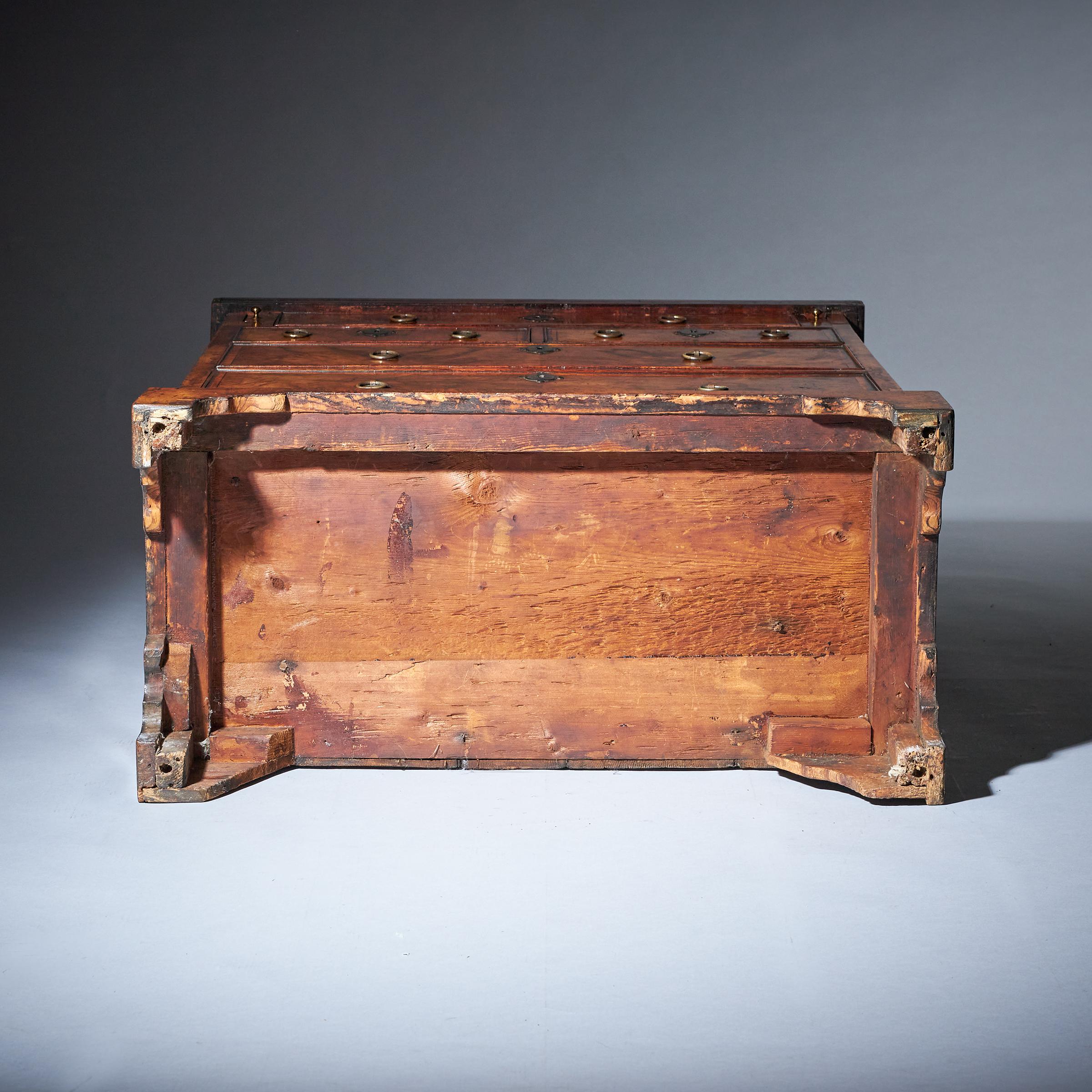 Early 18th Century George I Figured Walnut Bachelors Chest, C.1720-1730 For Sale 4