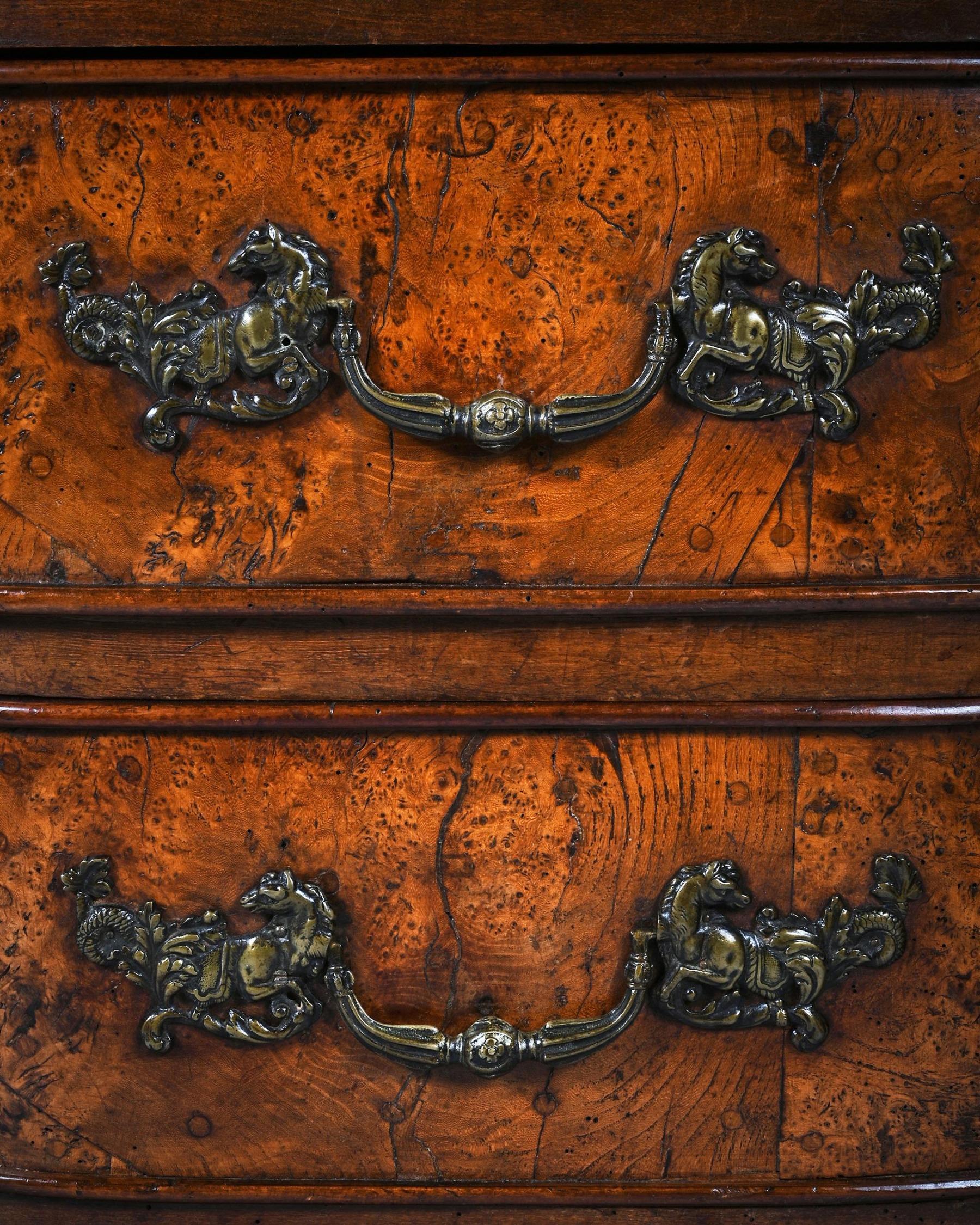Rara commode Luigi XV provinciale in radica di olmo Mazarin dell'inizio del XVIII secolo in vendita 2