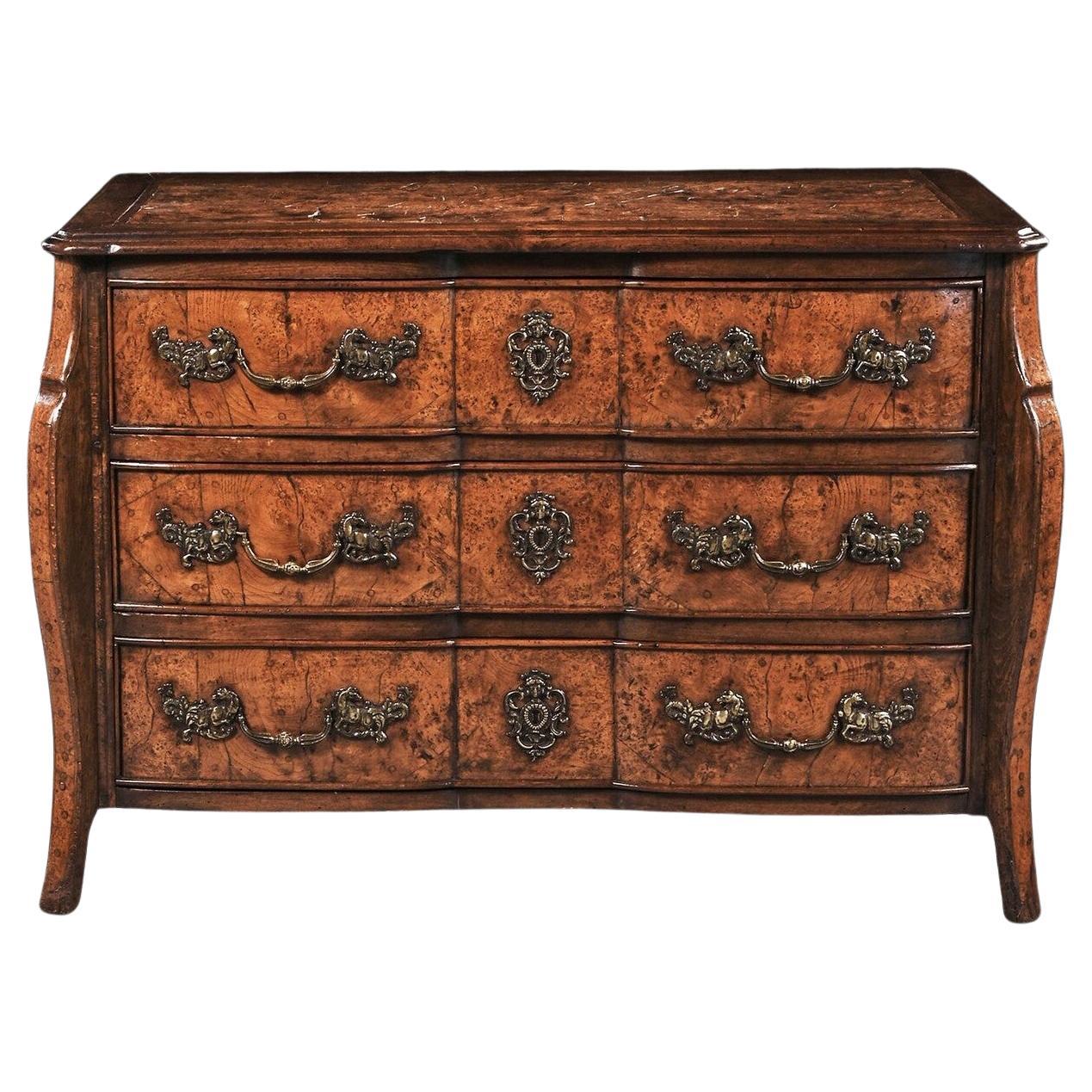 Rara commode Luigi XV provinciale in radica di olmo Mazarin dell
inizio del XVIII secolo