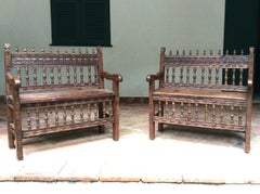 Raro par de bancos coloniales españoles de principios del siglo XVIII