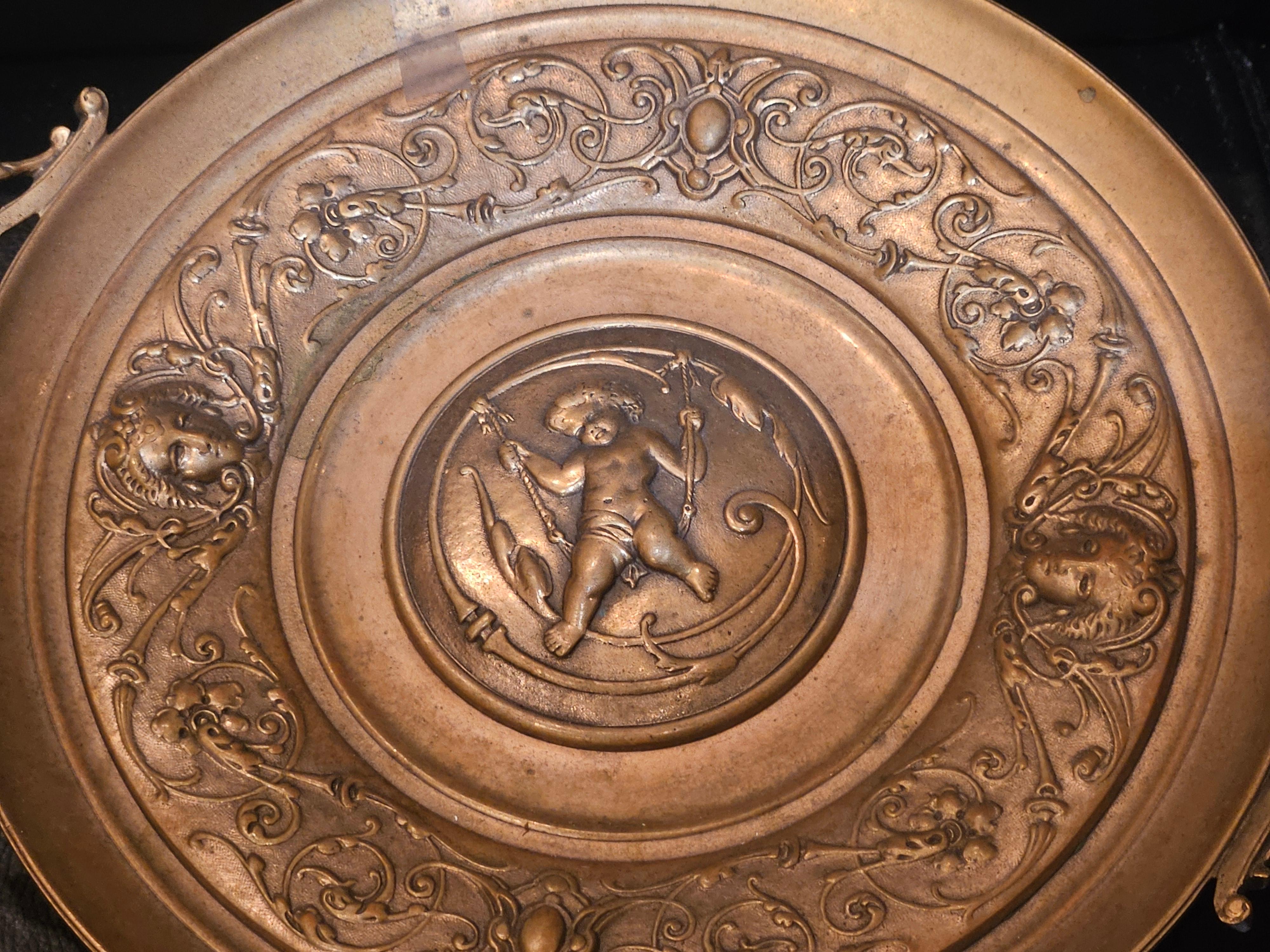 Francese Raro centrotavola in bronzo di inizio '900 con volti di Versace e cherubini in vendita
