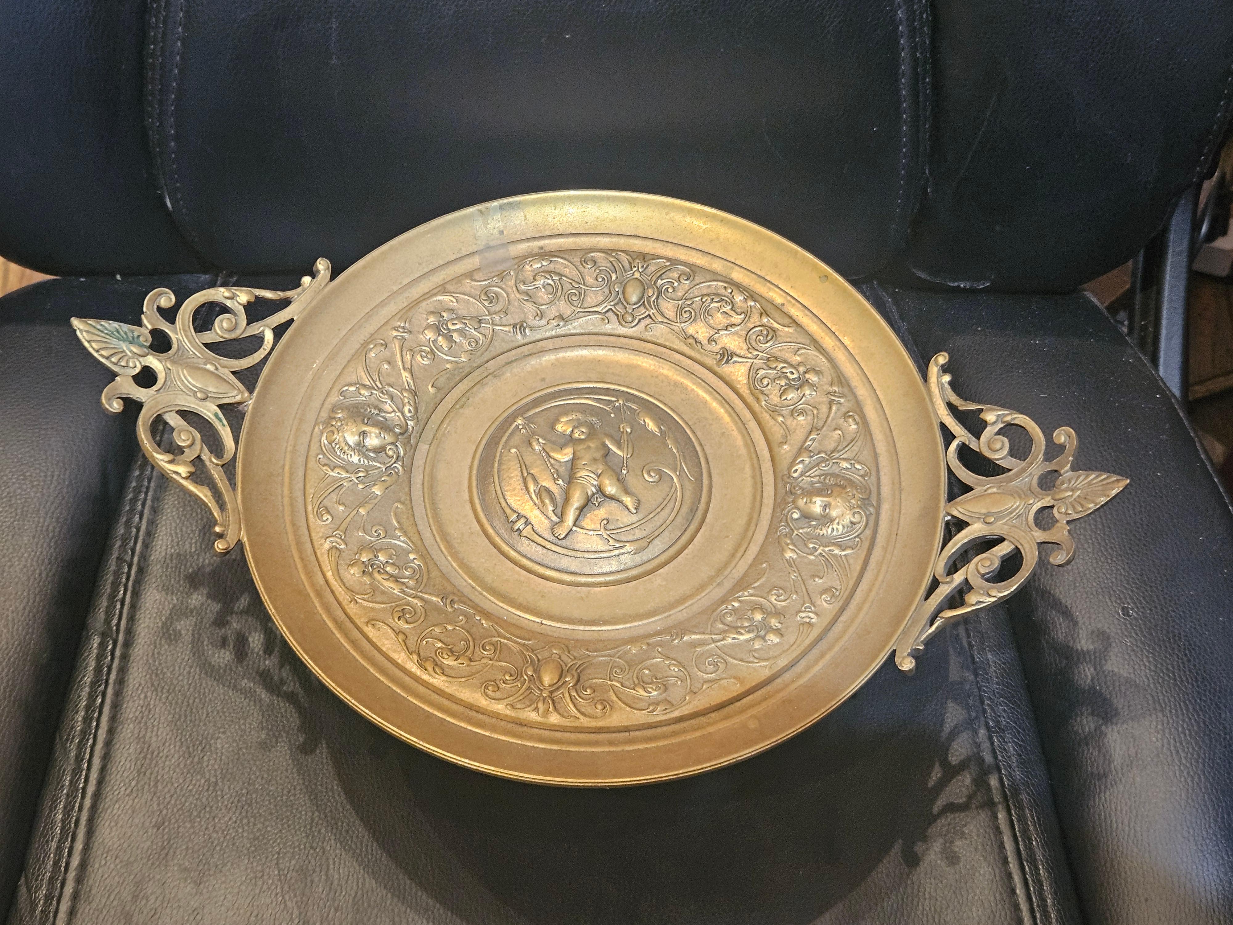 Raro centrotavola in bronzo di inizio '900 con volti di Versace e cherubini In condizioni buone in vendita a New York, NY