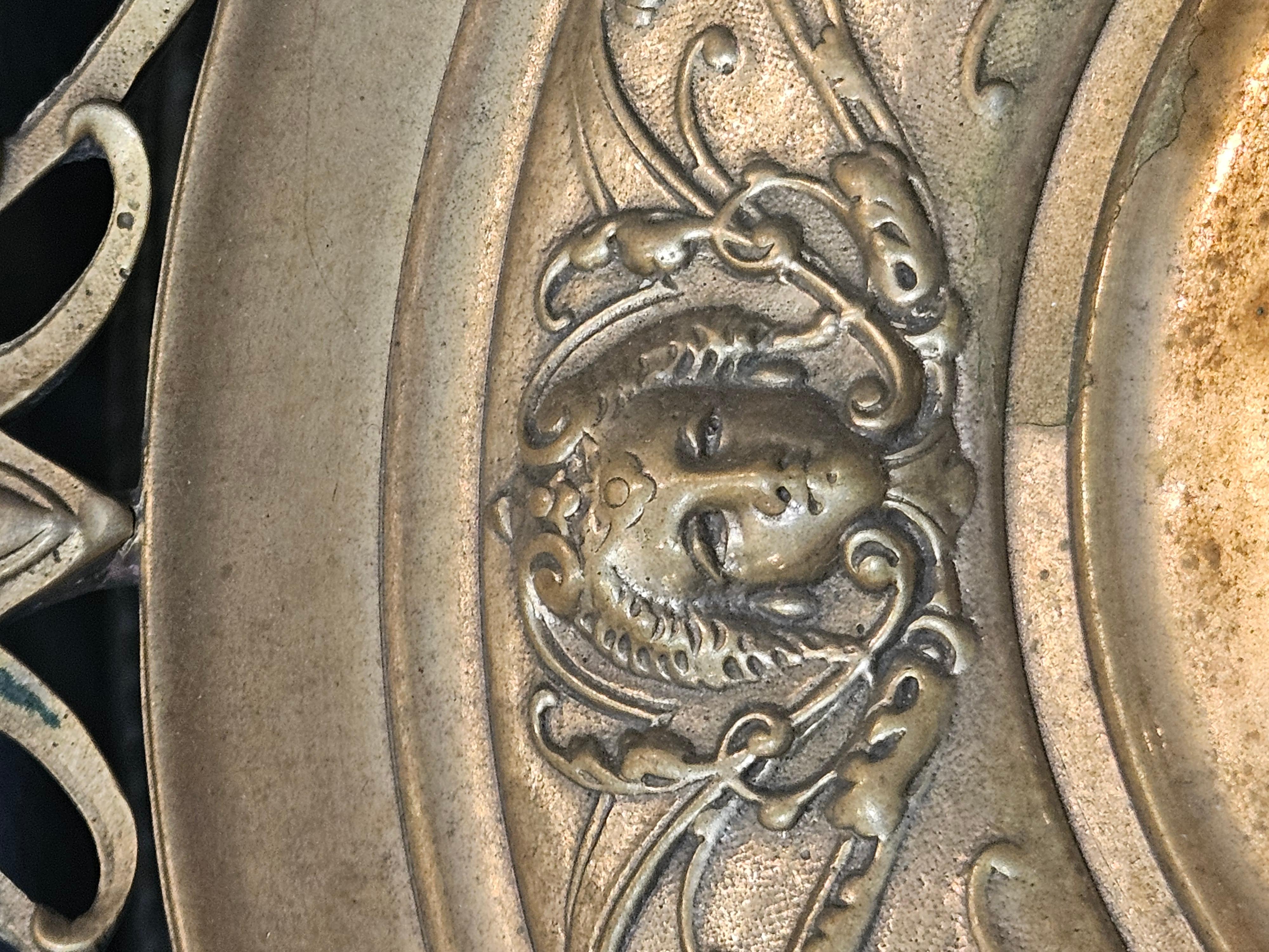 XX secolo Raro centrotavola in bronzo di inizio '900 con volti di Versace e cherubini in vendita