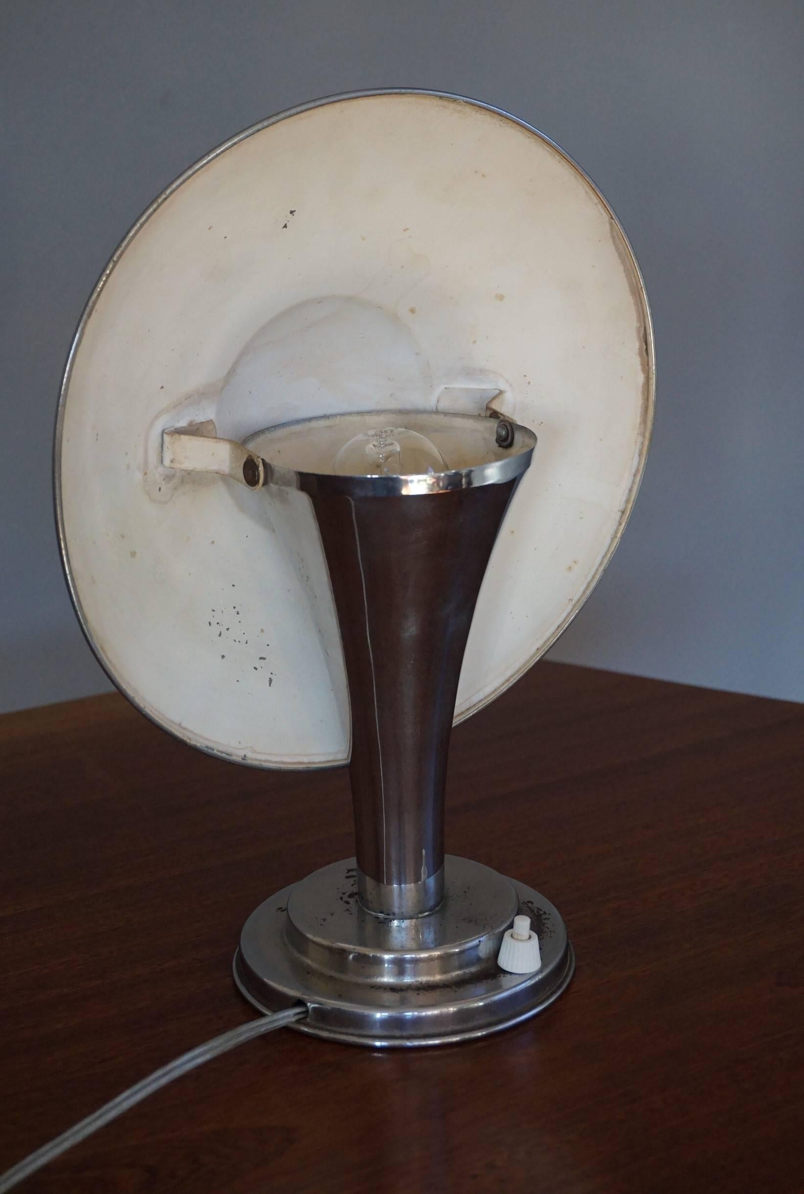 Seltene verchromte Art Deco Tisch- oder Schreibtischlampe aus den frühen 1900er Jahren mit verstellbarem Schirm im Zustand „Relativ gut“ im Angebot in Lisse, NL