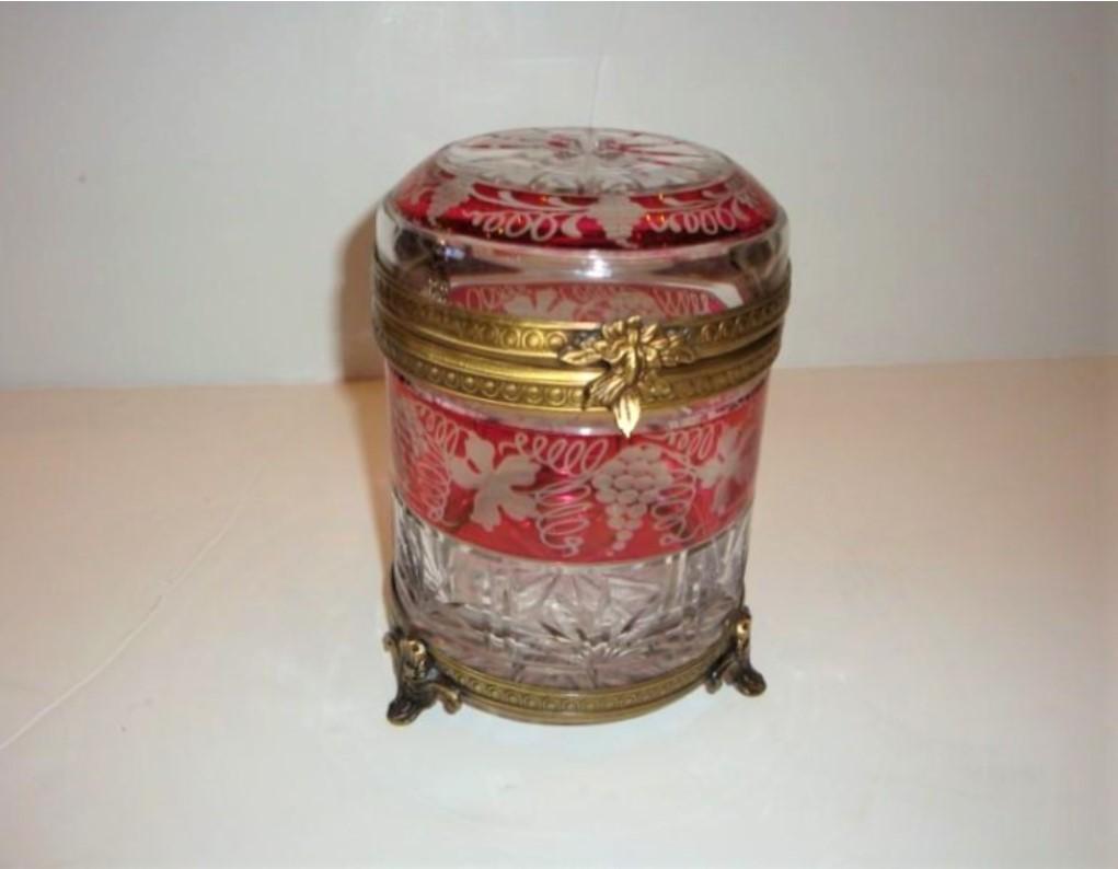 Spectaculaire et rare boîte en cristal à couvercle à charnière, taillée à la main, originaire de Suisse, vers 1900. La boîte est magnifiquement gravée avec de magnifiques gravures de raisins et de vignobles autour de la boîte.

Dimensions : 7