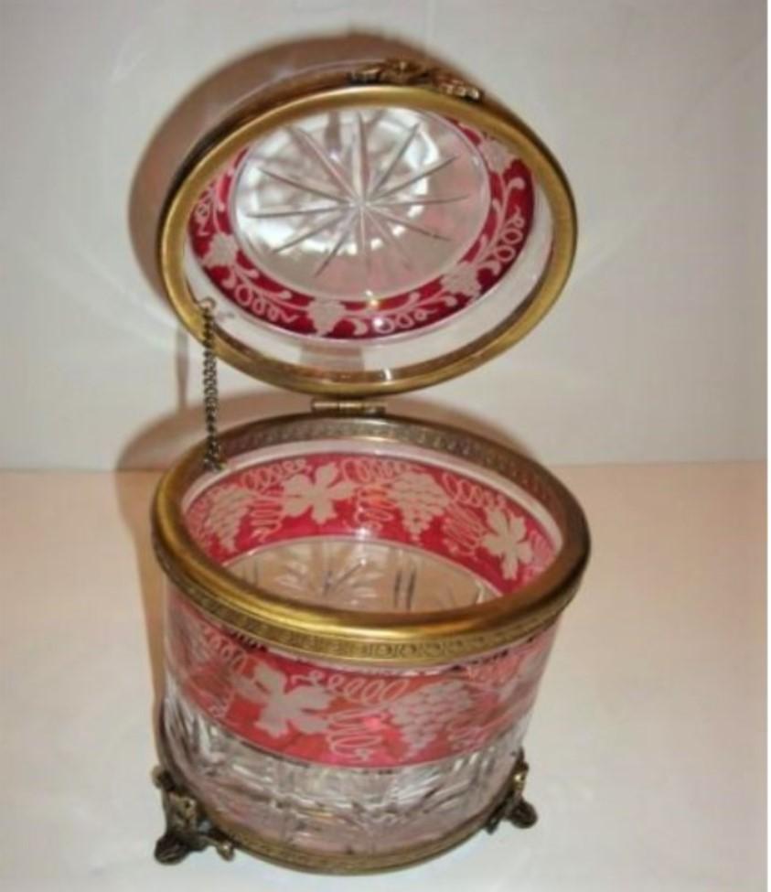 Taille française Rare boîte en cristal de Suisse, taillée à la main, datant du début des années 1900, de couleur canneberge en vente