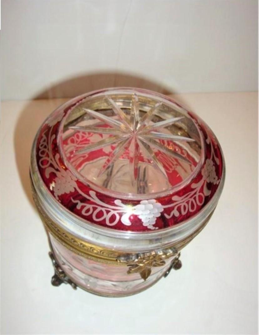 Rare boîte en cristal de Suisse, taillée à la main, datant du début des années 1900, de couleur canneberge Excellent état - En vente à New York, NY