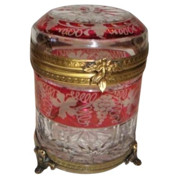 Rare boîte en cristal de Suisse, taillée à la main, datant du début des années 1900, de couleur canneberge en vente
