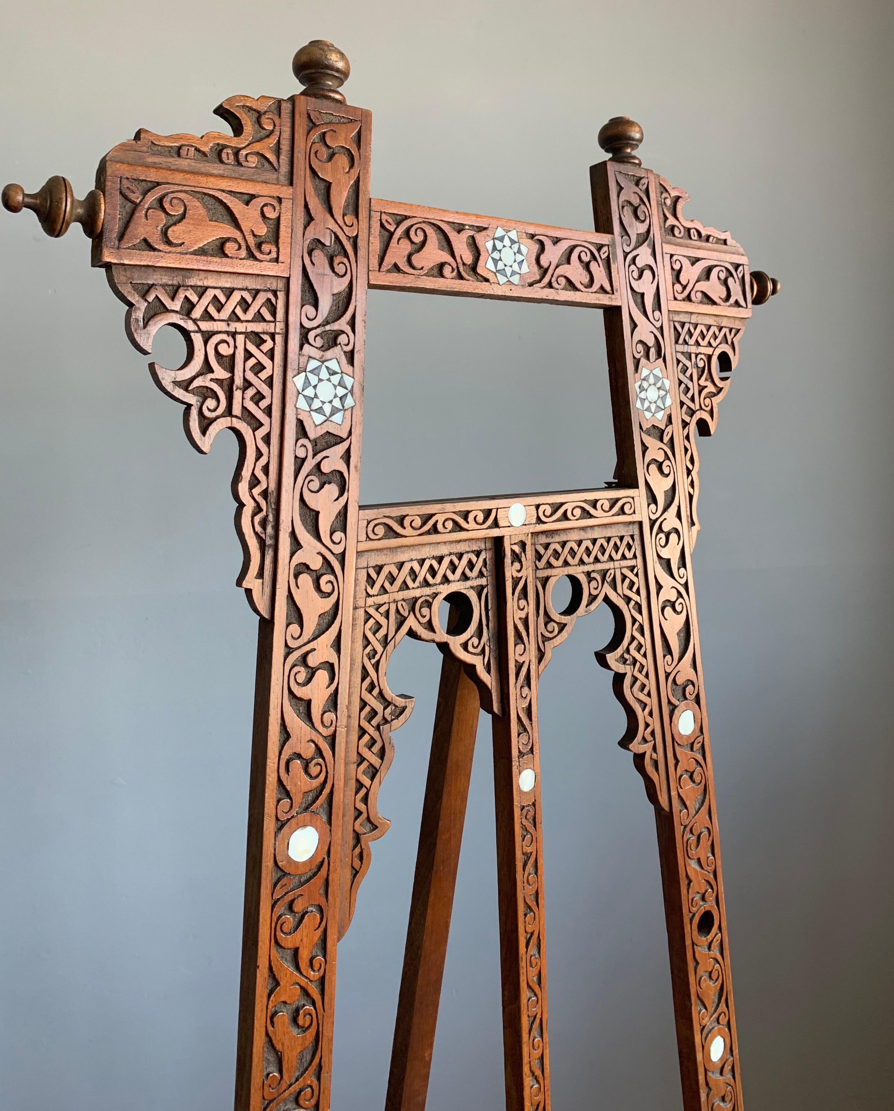 Beautiful design and excellent condition, antique painting Stand. 

This highly stylish, early 20th century studio easel has it all. 

1. The Arts & Crafts design with its stylish details is both rare and very pleasing to the eye. 
2. This