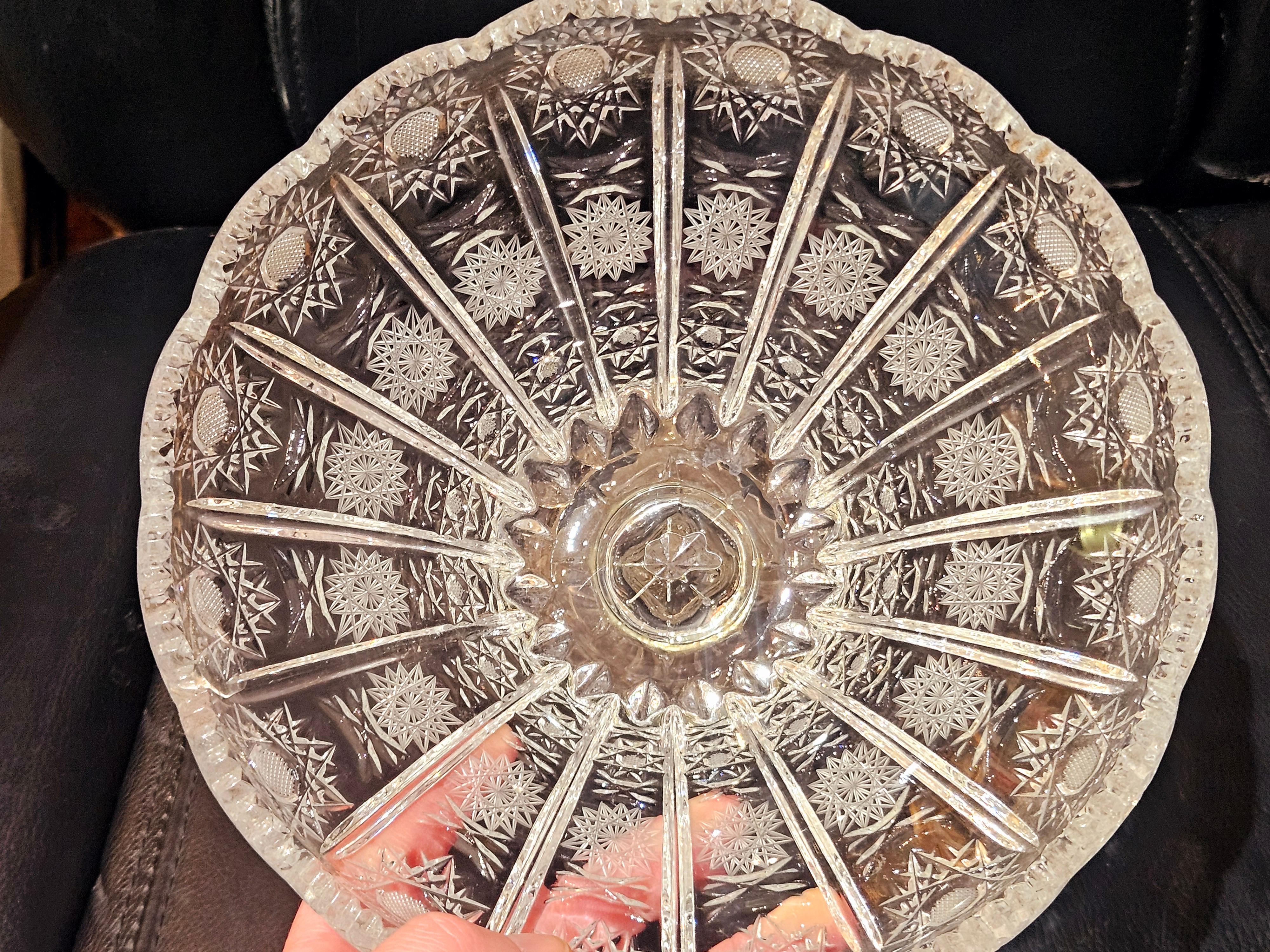 El siguiente artículo que ofrecemos es un Raro Cuenco de Cristal de Encaje de Reinas Antiguo y Precioso. El cuenco está finamente detallado con grabados en forma de diamante y estarcidos en un magnífico patrón que lo rodea todo. ¡Una pieza