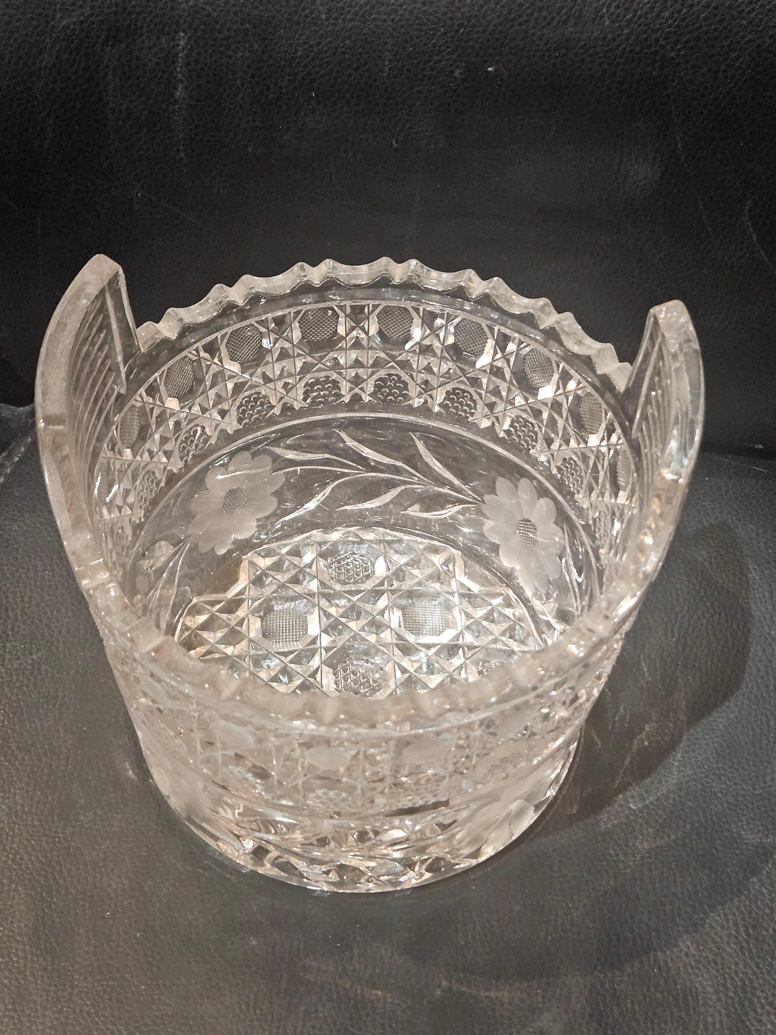 Der folgende Artikel, den wir anbieten, ist ein seltener, antiker, wunderschöner, schwerer, handgeschnittener Eiskübel aus Kristallglas. Ice Bucket ist fein detailliert Diamond Cut und Stenciled Etching in einem prächtigen Muster umgeben durchweg. 