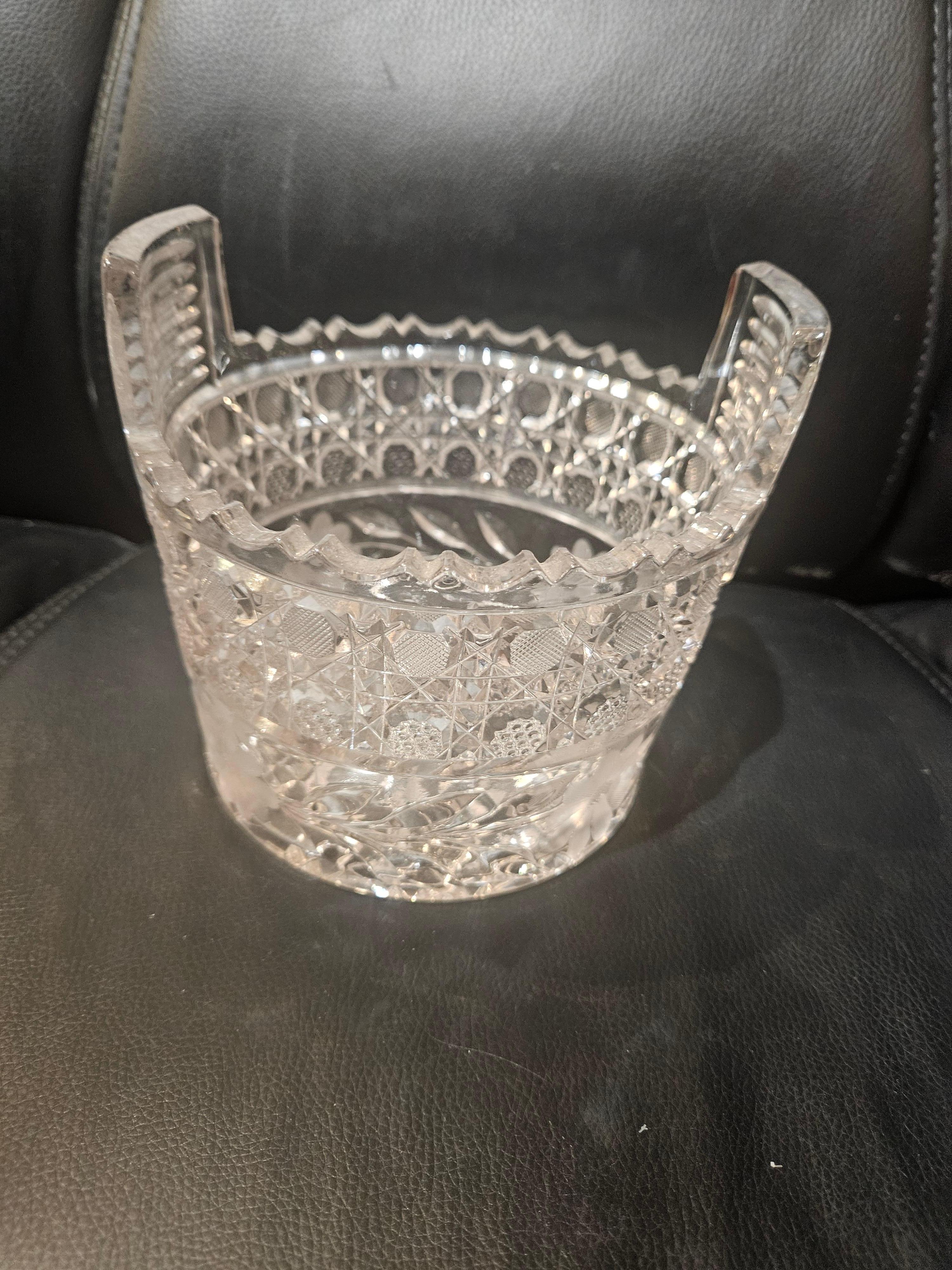 RARE Early 1900s Handcut Heavy Etched Queens Lace Detaillierte Crystal Ice Bucket im Zustand „Gut“ im Angebot in New York, NY