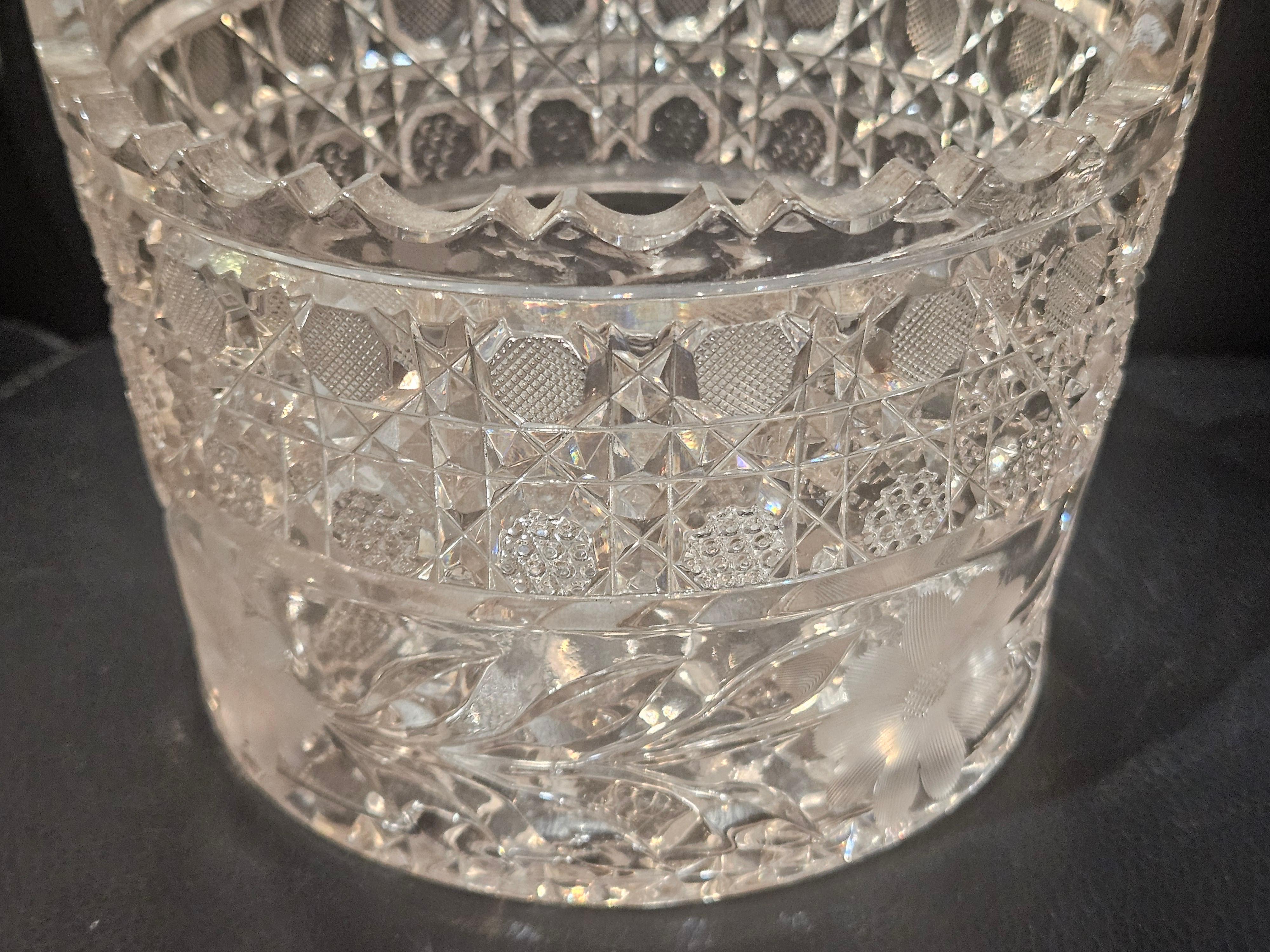 RARE Early 1900s Handcut Heavy Etched Queens Lace Detaillierte Crystal Ice Bucket (20. Jahrhundert) im Angebot