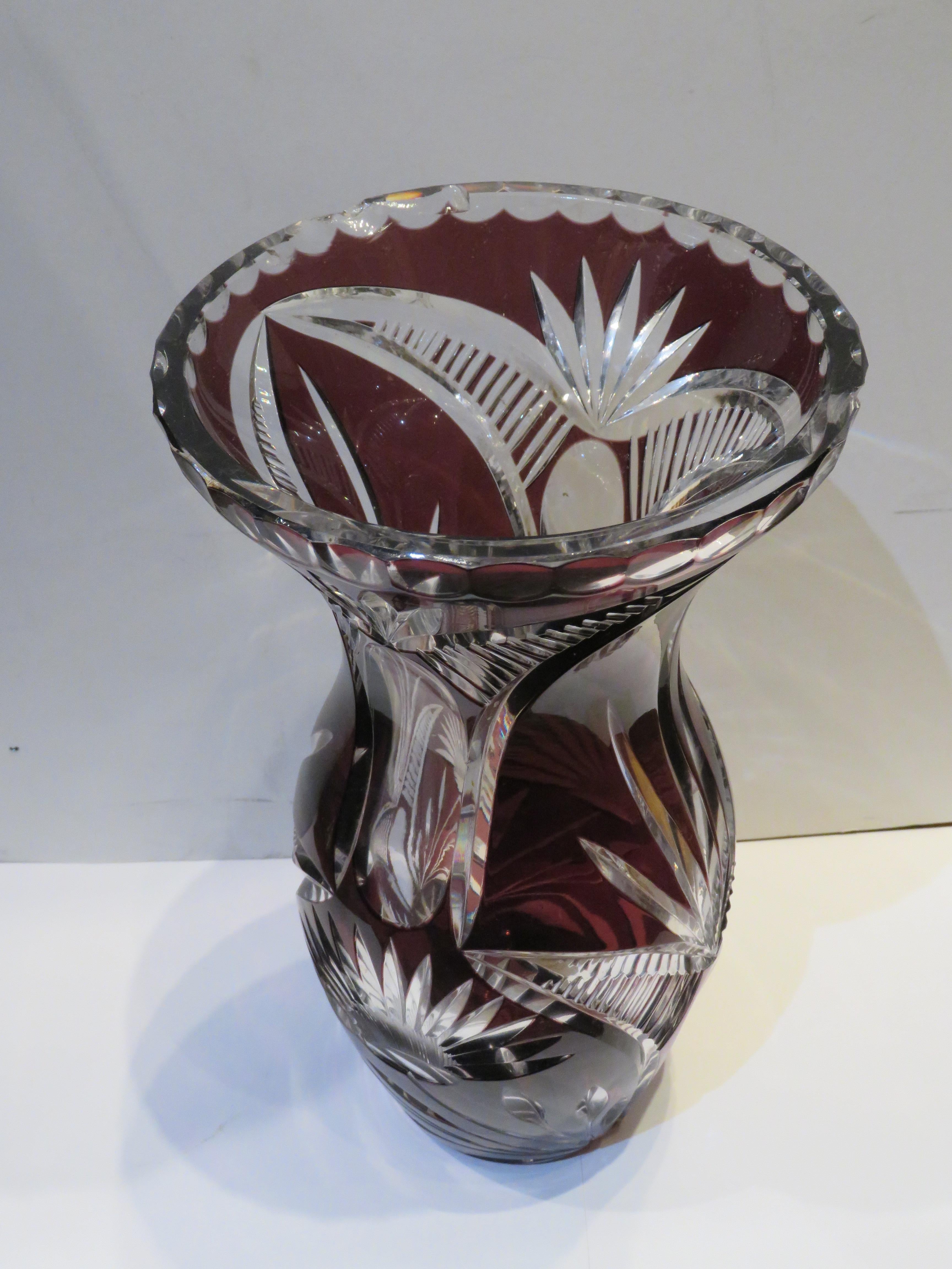 El siguiente artículo que ofrecemos es un Raro Jarrón de Cristal de Bohemia Antiguo de principios del siglo XX. El jarrón está finamente detallado en todo su contorno con un magnífico dibujo.  
Aprox: 10 3/4