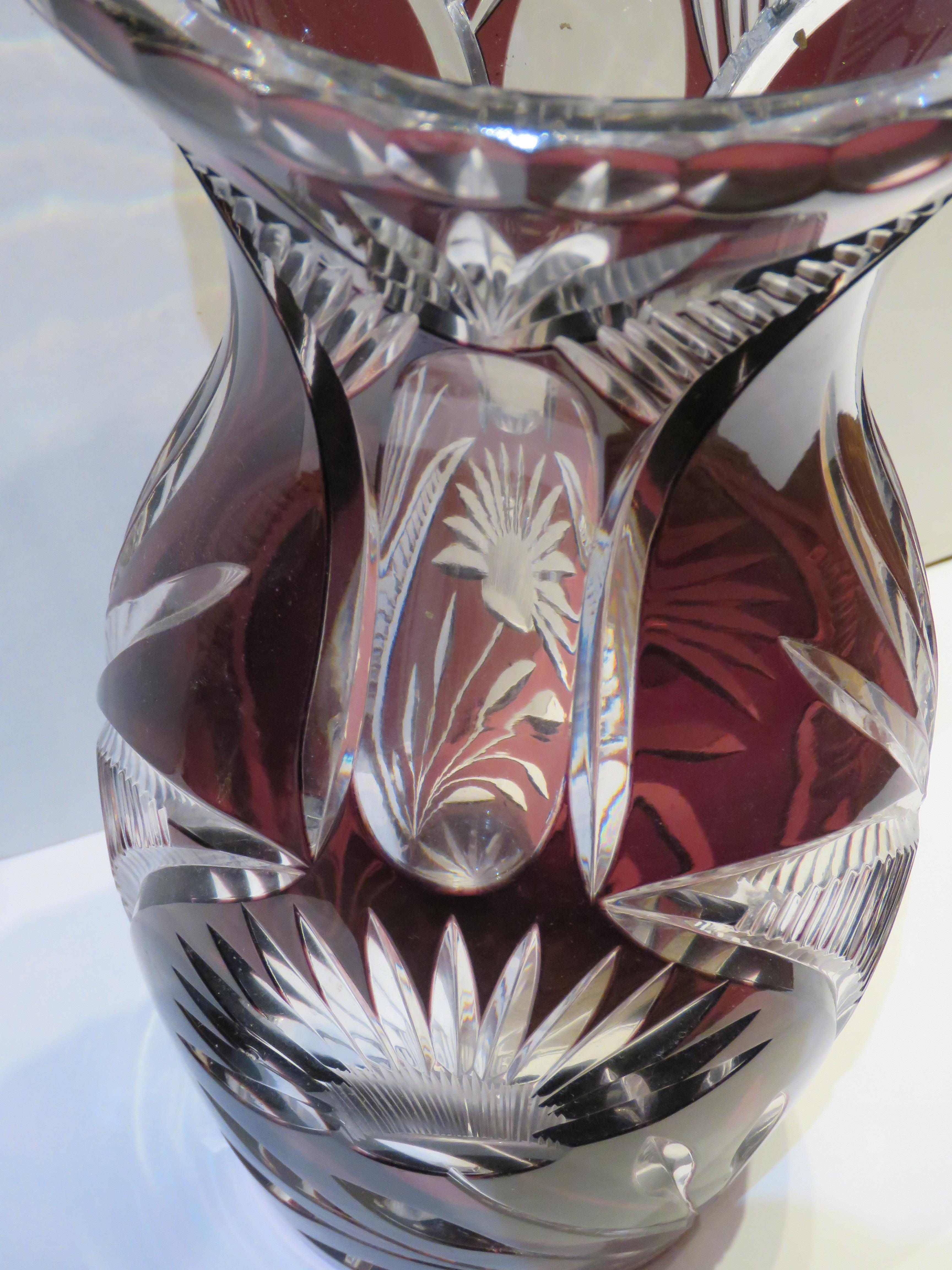 Raro jarrón de cristal amatista tallado a mano a principios del siglo XX en Bueno estado para la venta en New York, NY