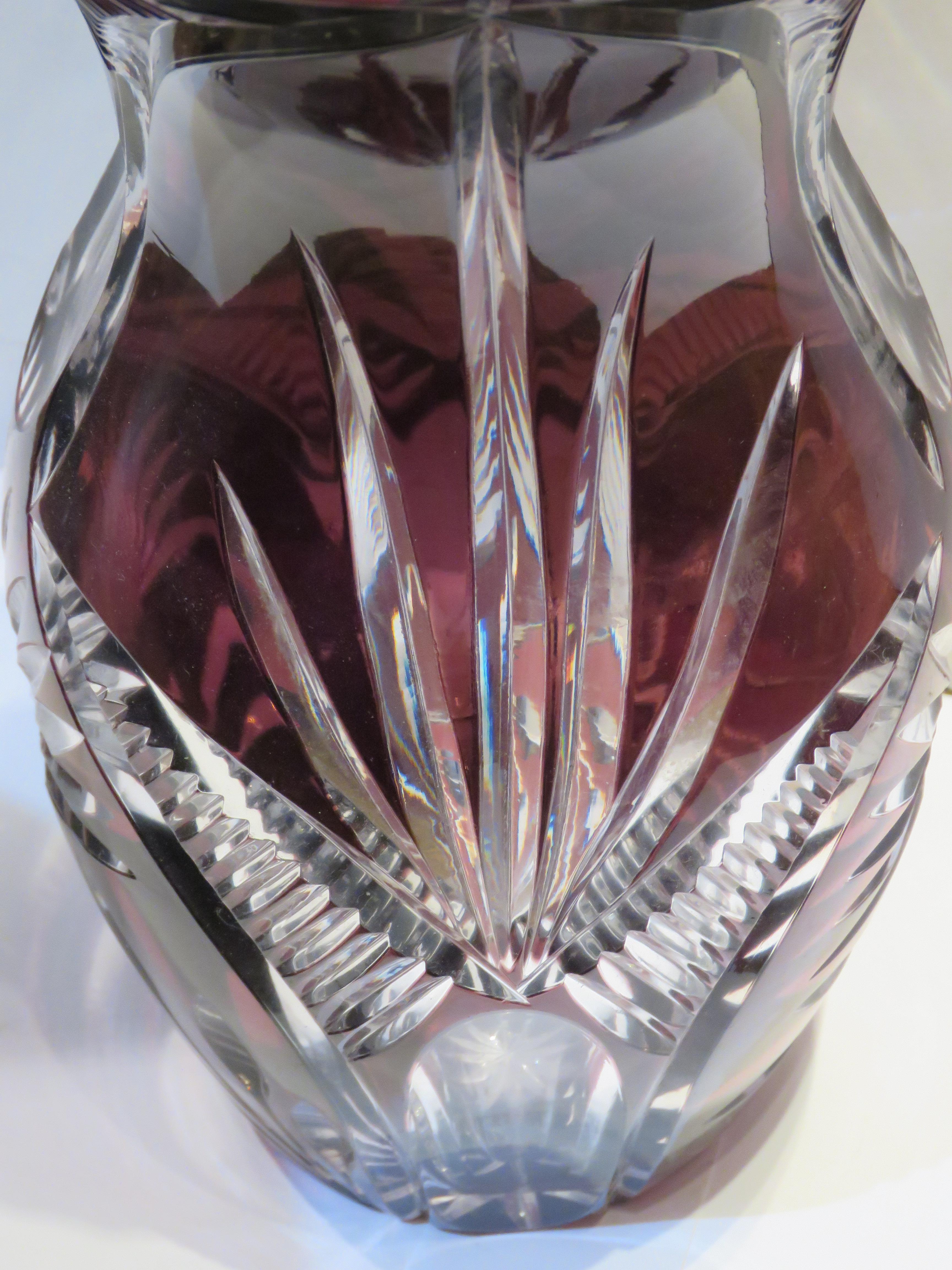 Raro jarrón de cristal amatista tallado a mano a principios del siglo XX Cristal en venta