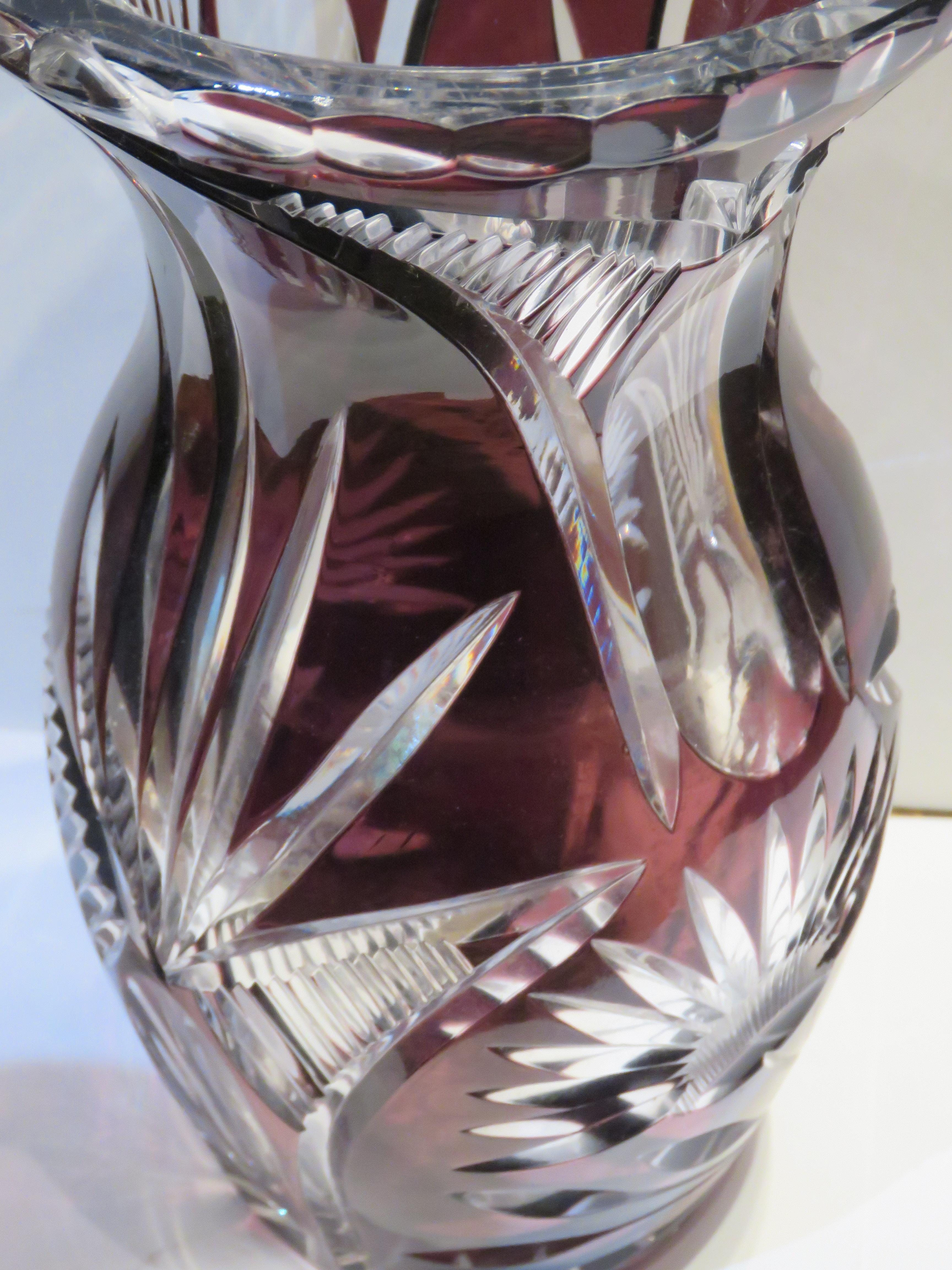 Raro jarrón de cristal amatista tallado a mano a principios del siglo XX en venta 1