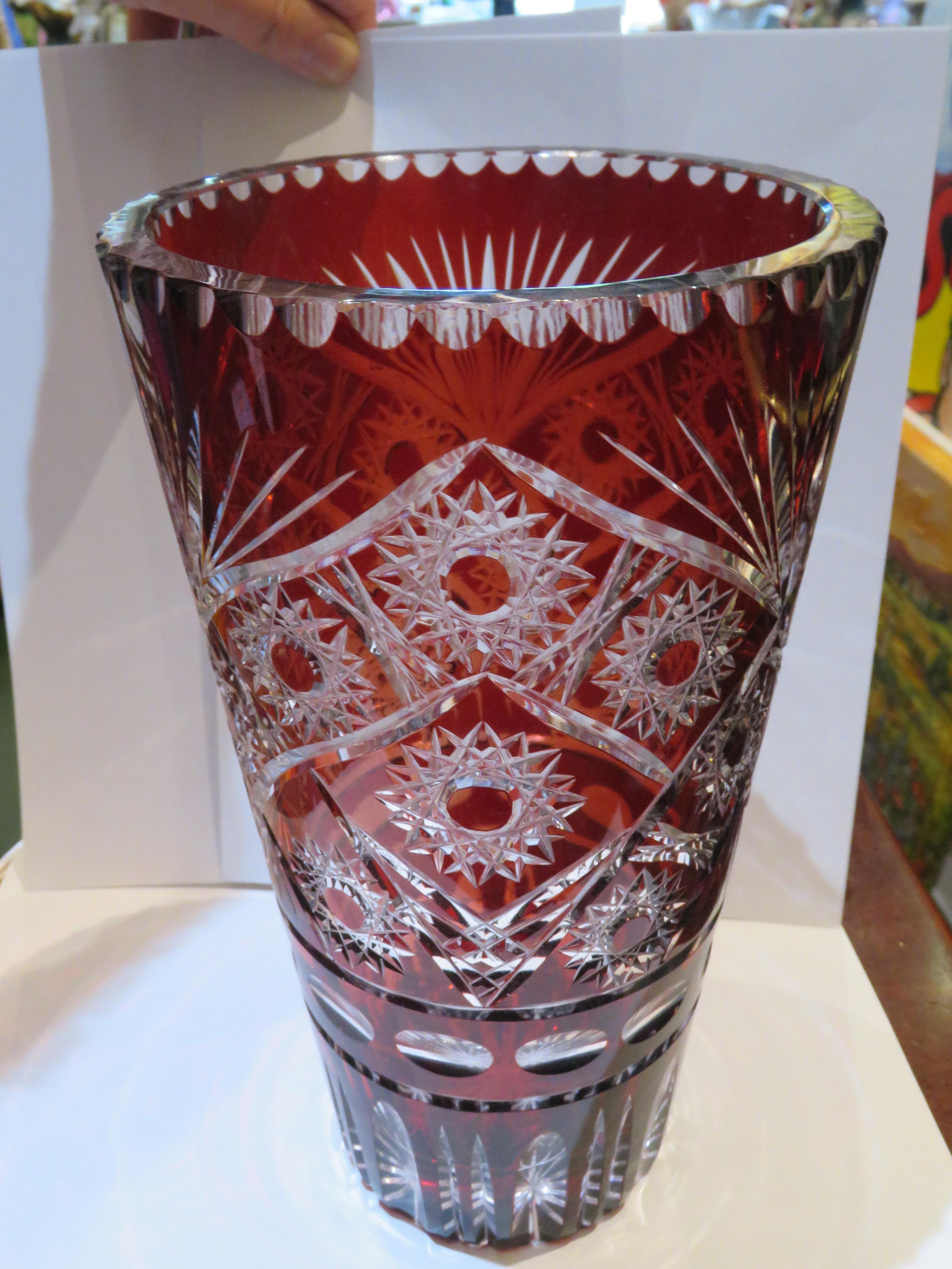 El siguiente artículo que ofrecemos es un Raro Jarrón de Cristal de Bohemia Antiguo de principios del siglo XX. El jarrón está finamente detallado en todo su contorno con un magnífico dibujo.  
Aprox: 10