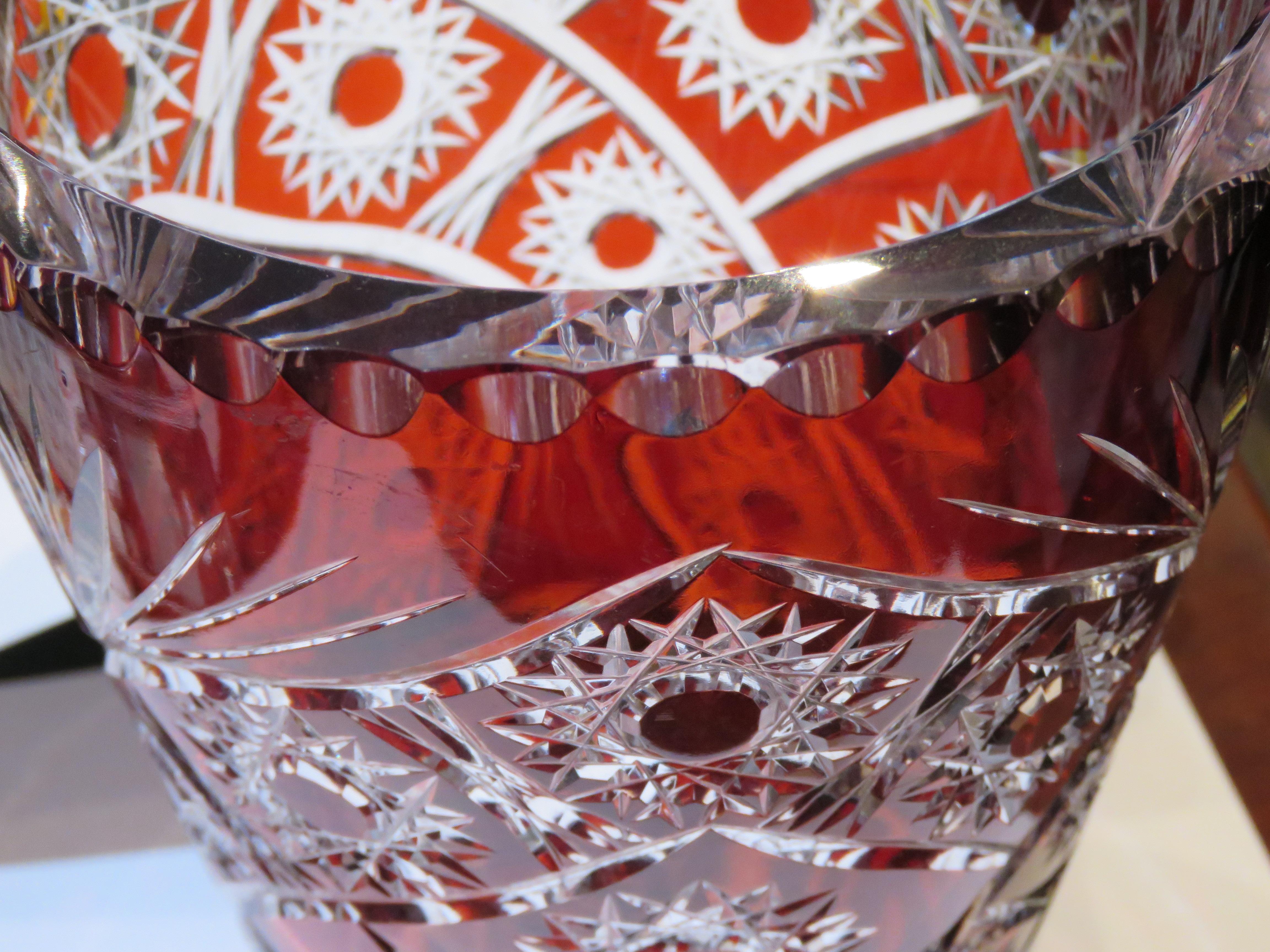 Raro jarrón de cristal de arándano tallado a mano a principios del siglo XX Grabado en venta