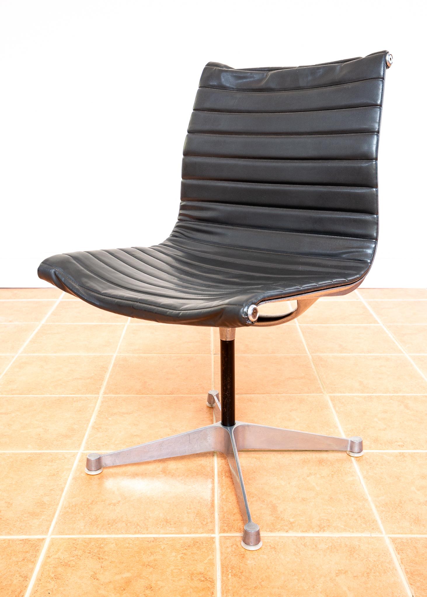 Rare Early 1960s Eames Chair No.680 1st Generation Herman Miller Hille EA101 MCM For Sale 5
