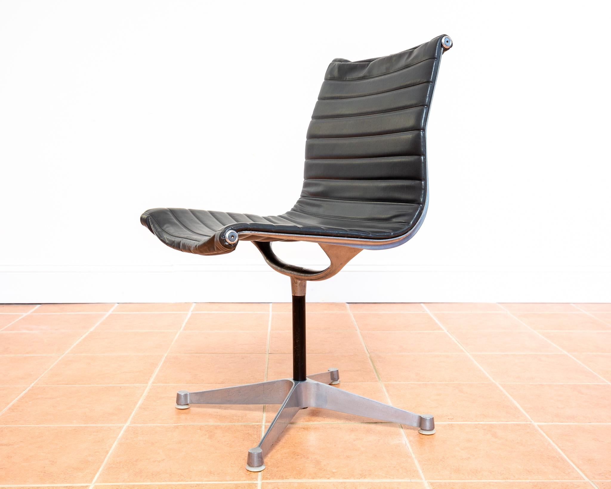 Rare Early 1960s Eames Chair No.680 1st Generation Herman Miller Hille EA101 MCM For Sale 7
