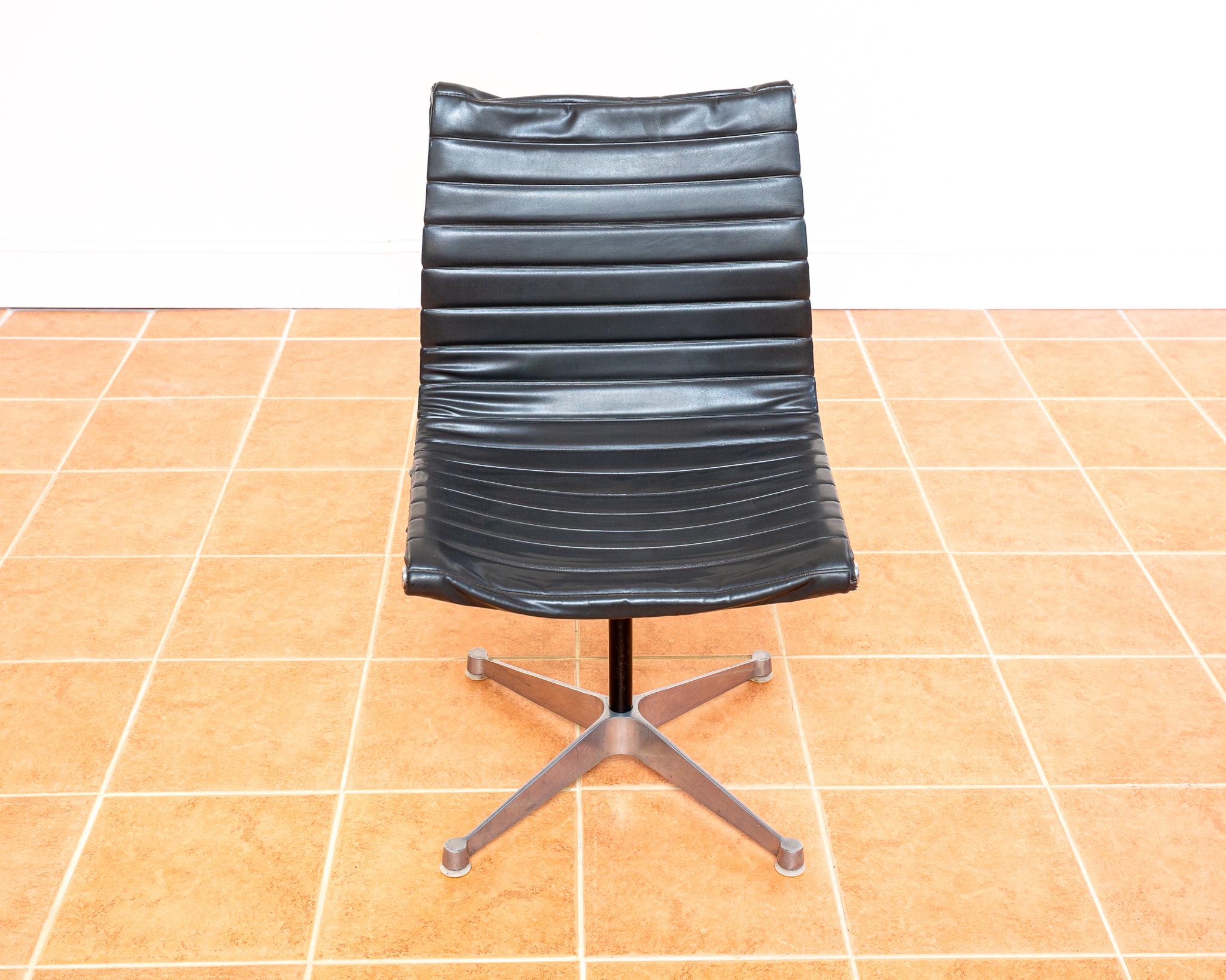 Rare Early 1960s Eames Chair No.680 1st Generation Herman Miller Hille EA101 MCM For Sale 8