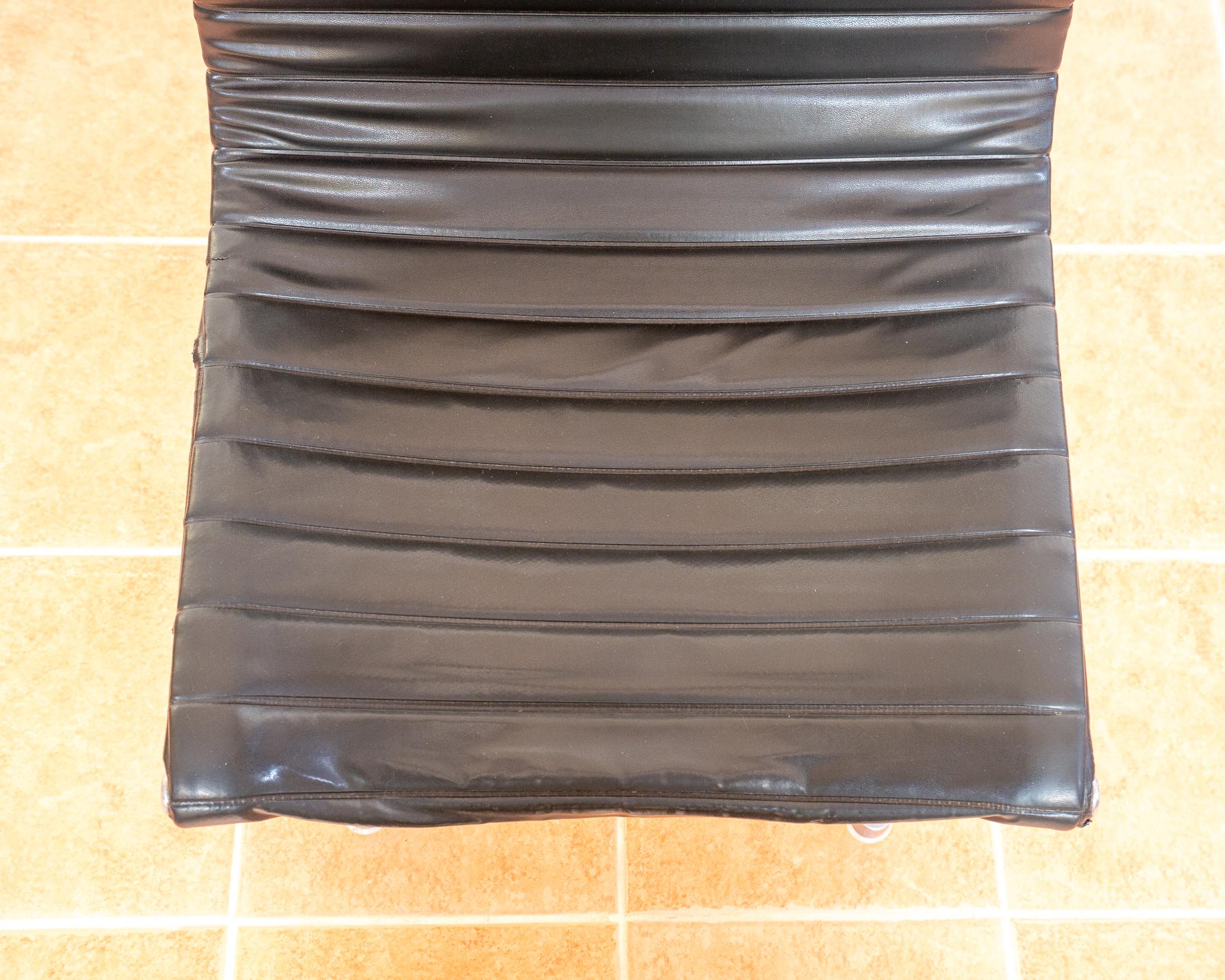 Rare Early 1960s Eames Chair No.680 1st Generation Herman Miller Hille EA101 MCM For Sale 11