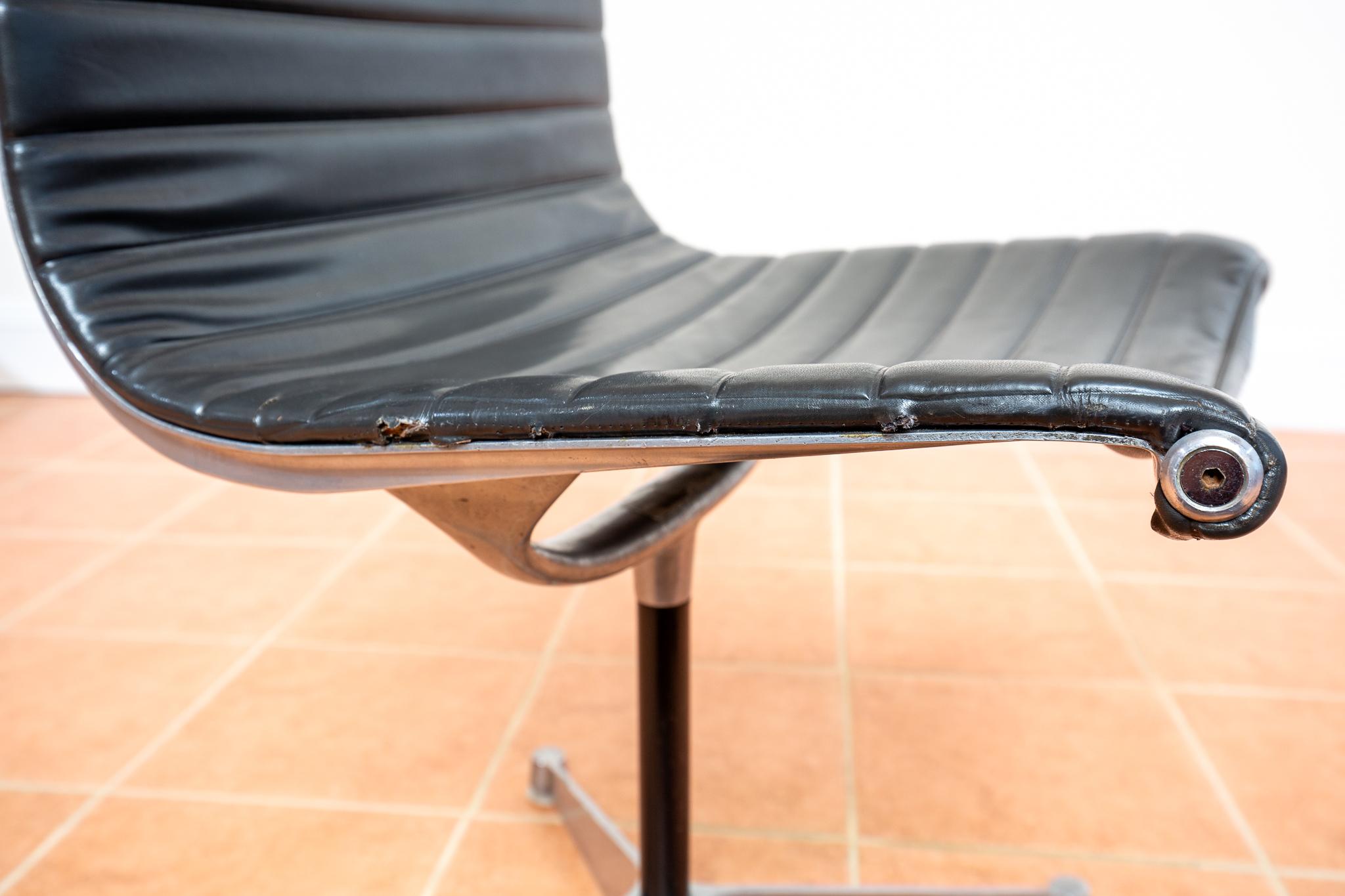Rare Early 1960s Eames Chair No.680 1st Generation Herman Miller Hille EA101 MCM For Sale 12