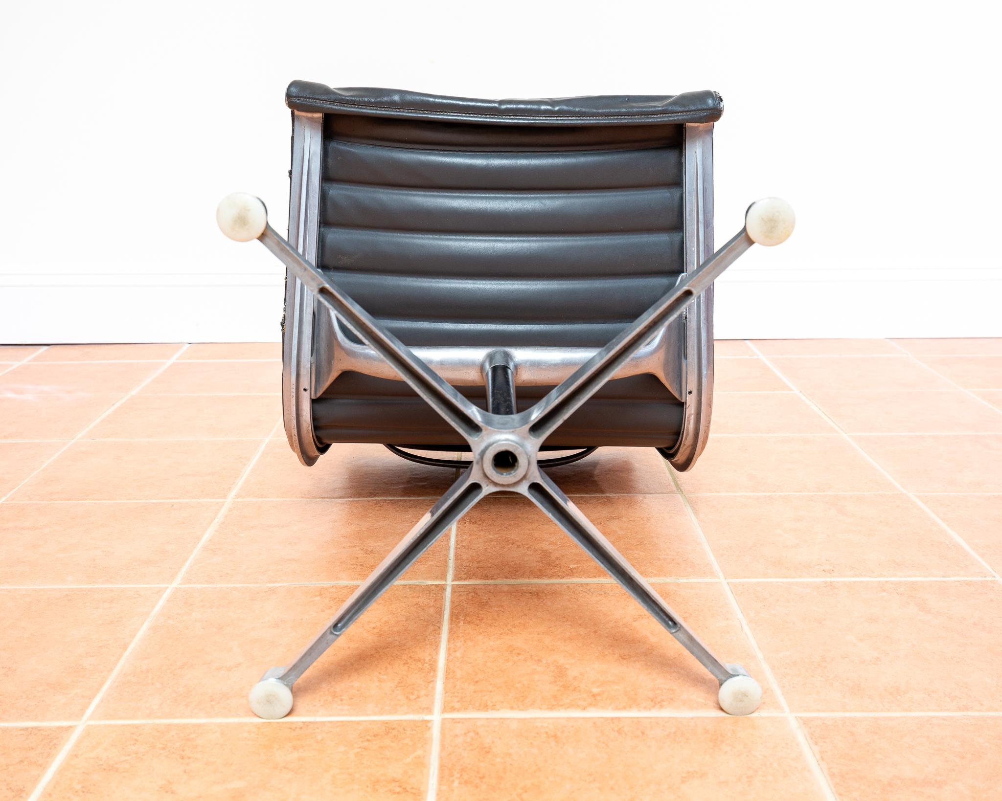 Rare Early 1960s Eames Chair No.680 1st Generation Herman Miller Hille EA101 MCM For Sale 13