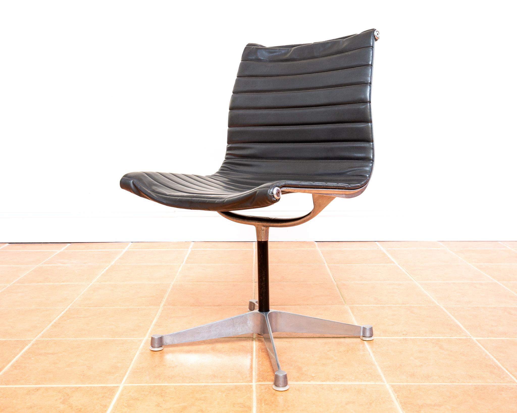 Rare Early 1960s Eames Chair No.680 1st Generation Herman Miller Hille EA101 MCM In Good Condition For Sale In London, GB