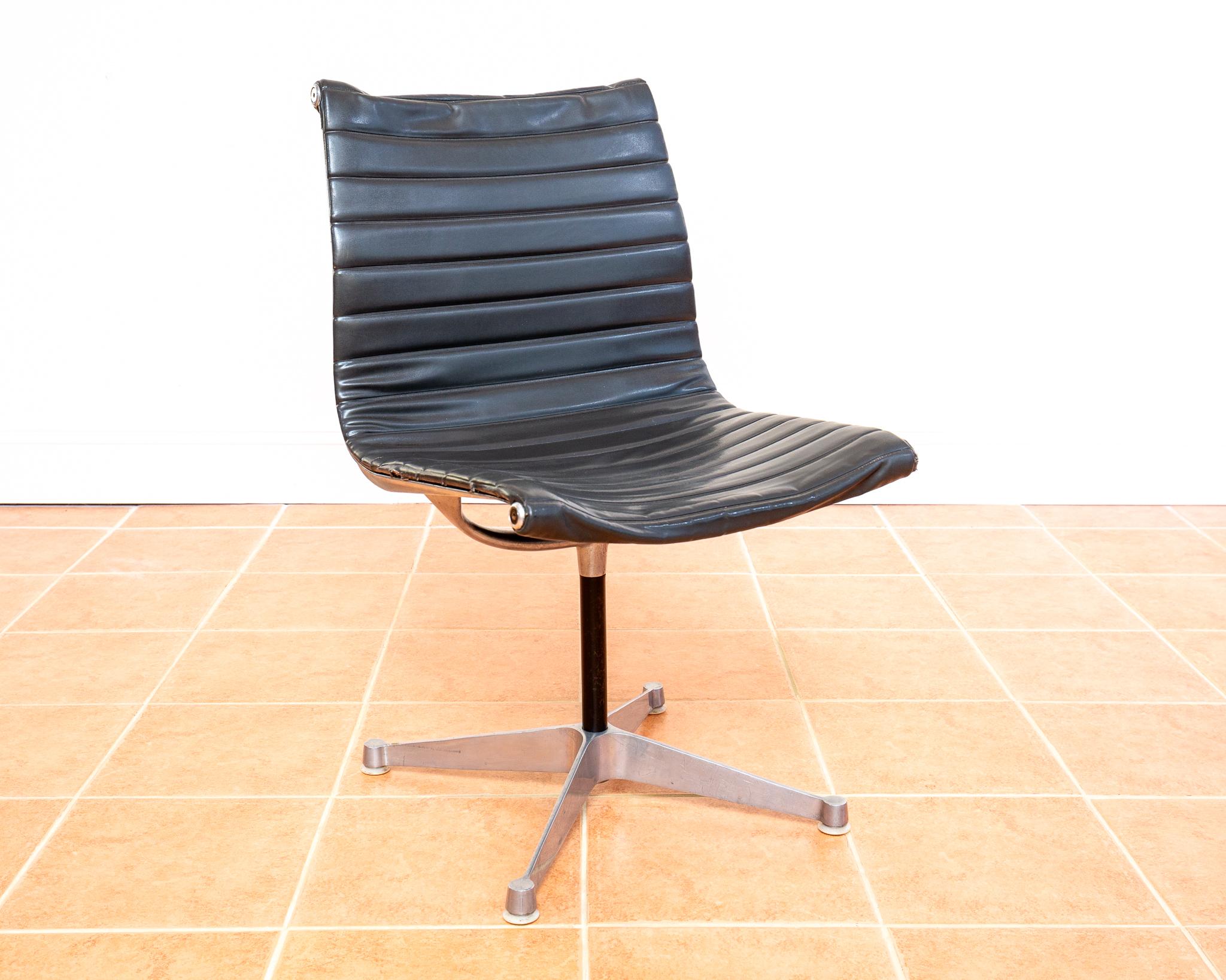 Rare Early 1960s Eames Chair No.680 1st Generation Herman Miller Hille EA101 MCM For Sale 1