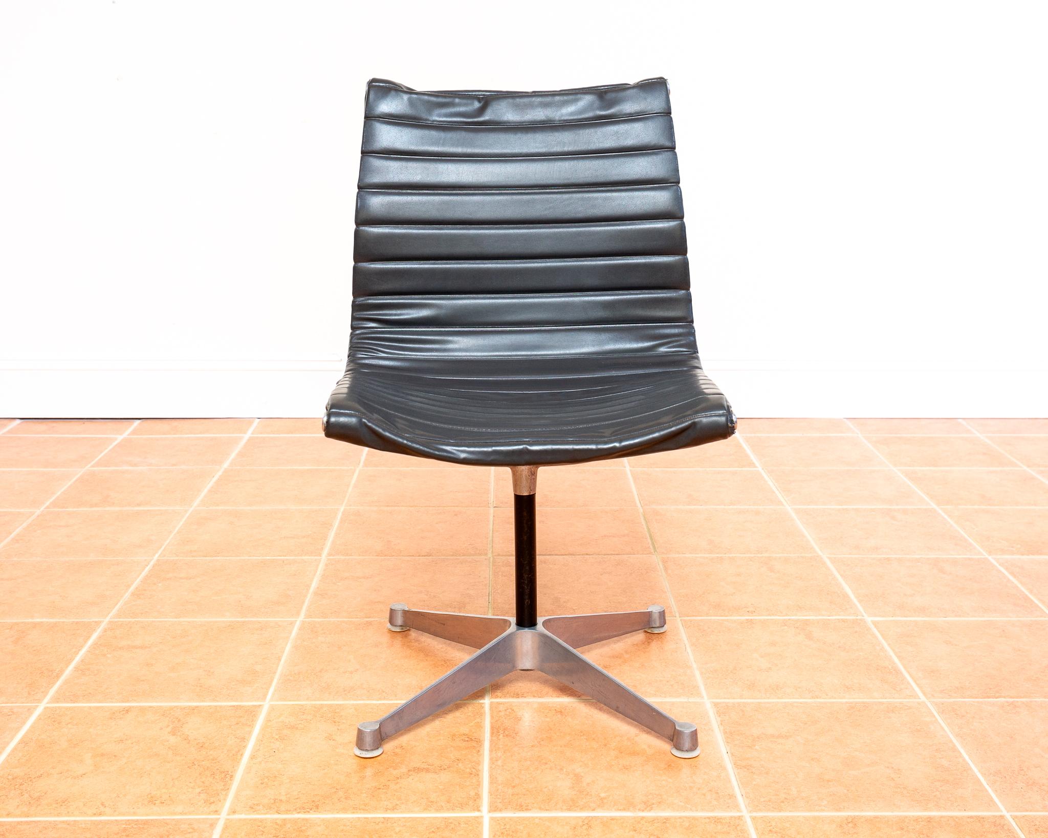 Rare Early 1960s Eames Chair No.680 1st Generation Herman Miller Hille EA101 MCM For Sale 2