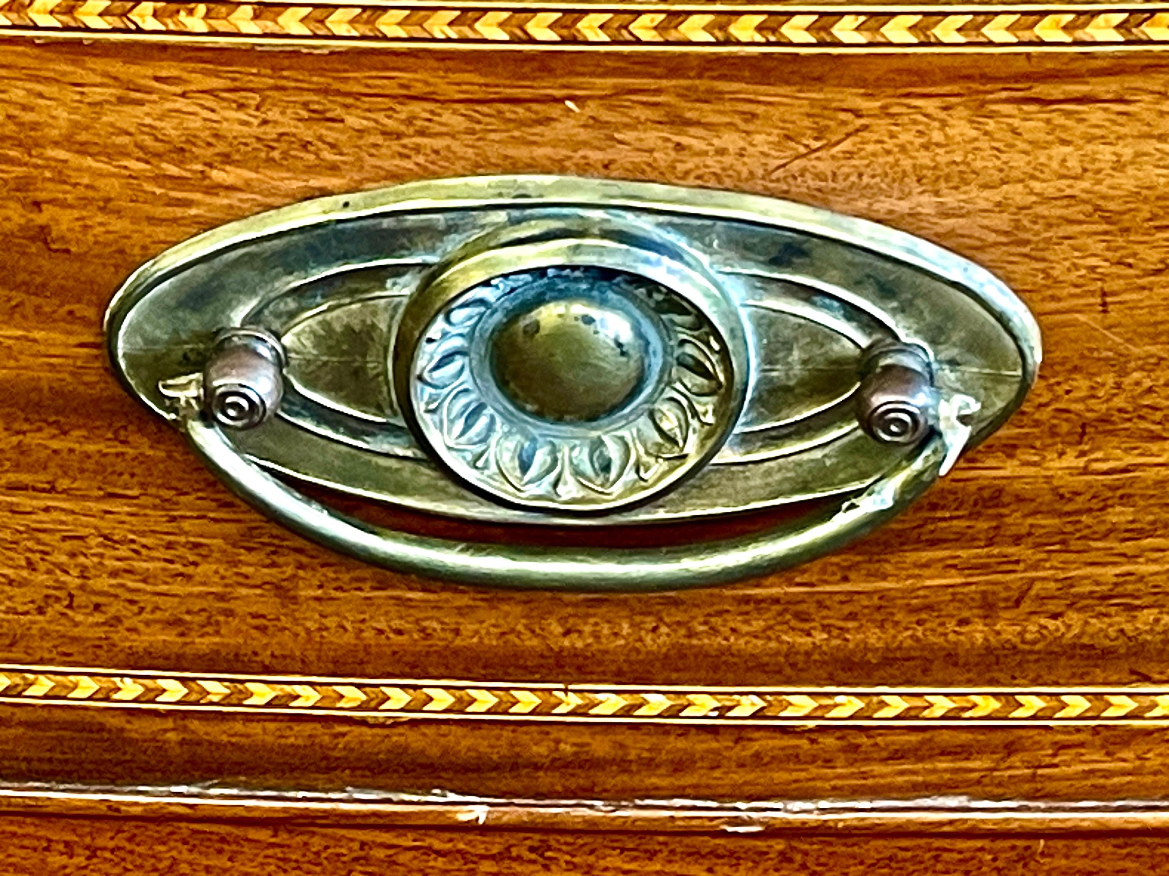 Rare early 19th century American Late Empire inlaid mahogany Bowfront Chest For Sale 9