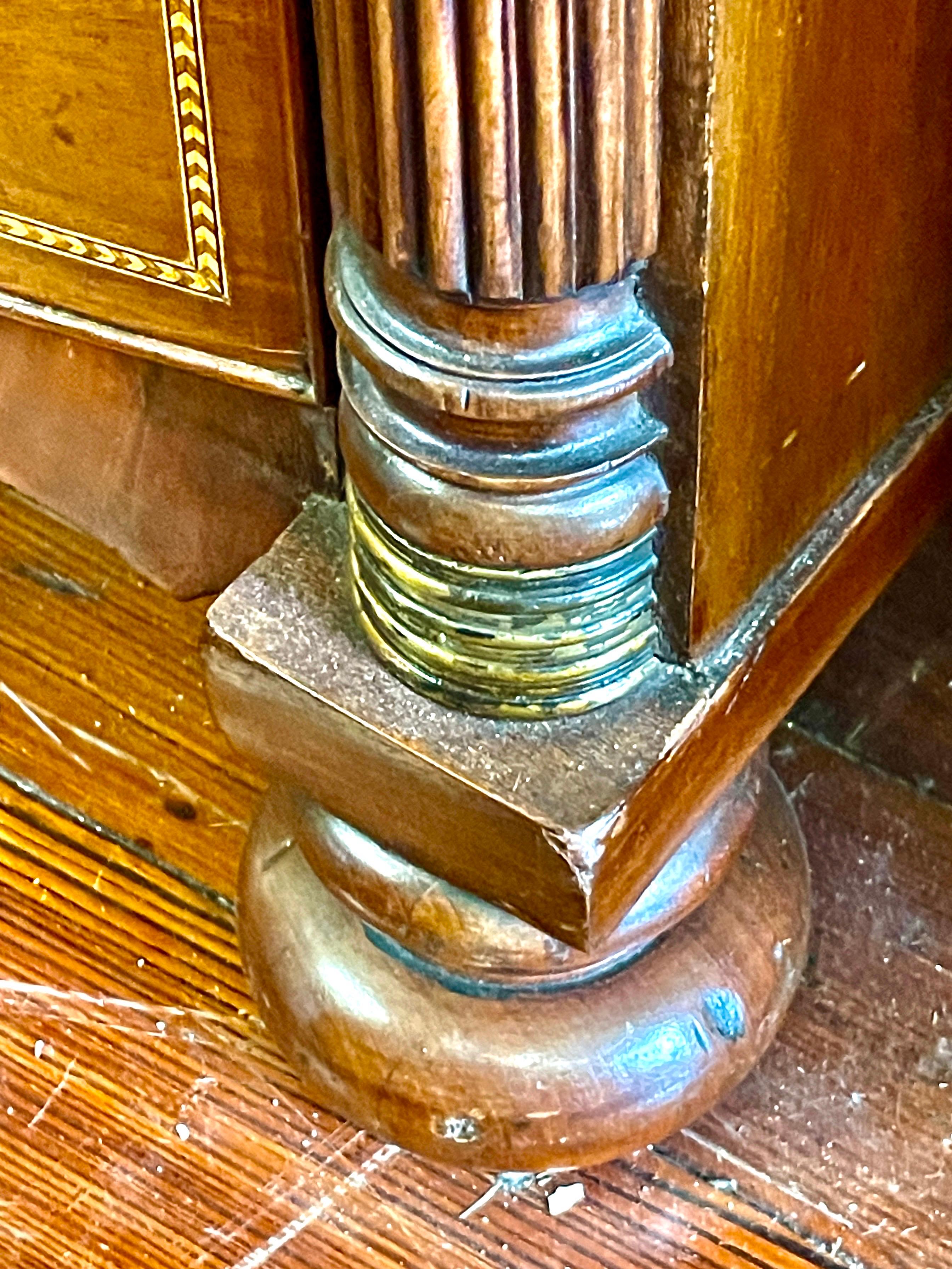 Rare early 19th century American Late Empire inlaid mahogany Bowfront Chest In Good Condition For Sale In CHARLESTON, SC