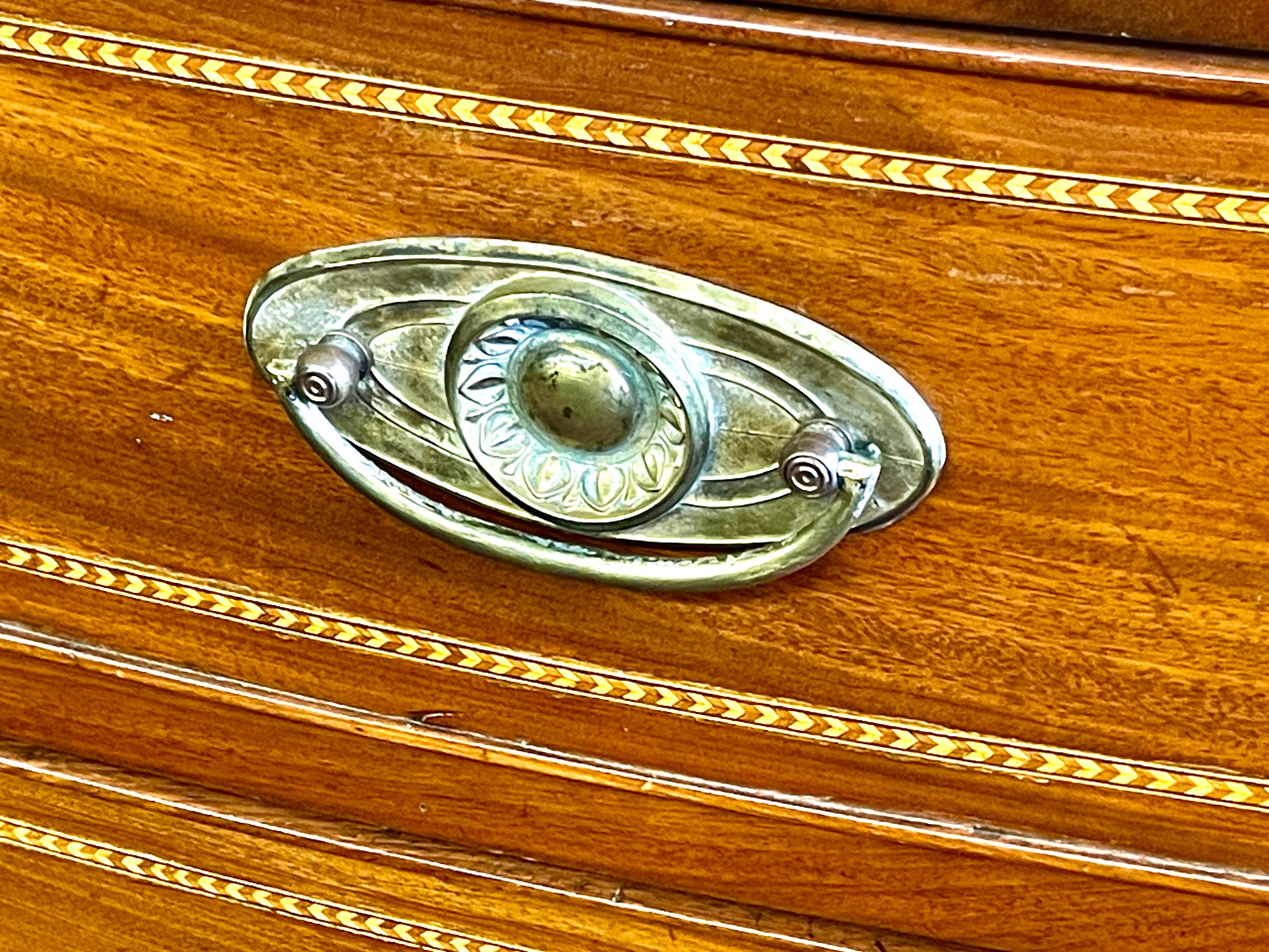 Rare early 19th century American Late Empire inlaid mahogany Bowfront Chest For Sale 2