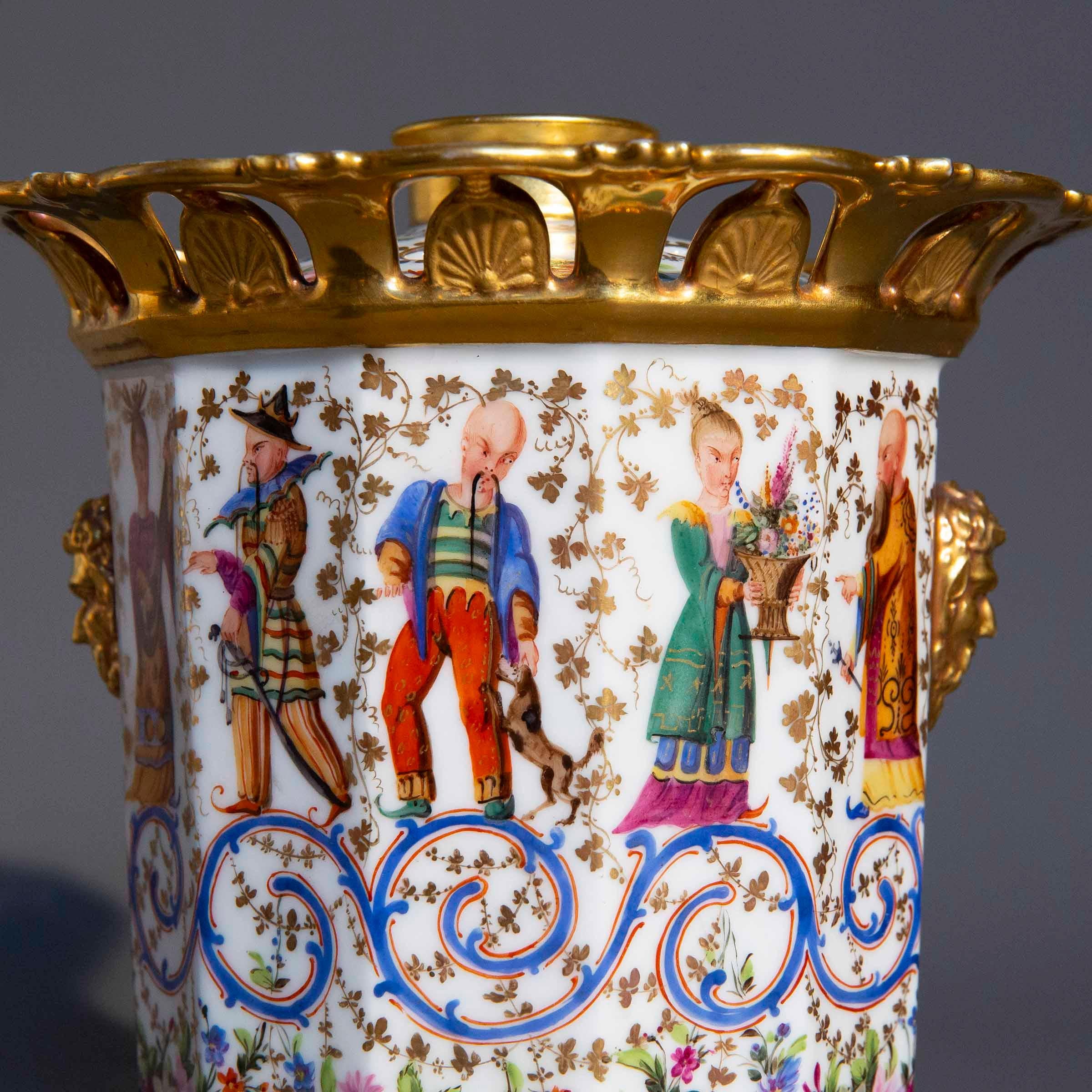Un eccezionale e rarissimo vaso o ramo di porcellana in stile Chinoiserie. Francia, inizio del XIX secolo.

Perché ci piace

Da sempre affascinati dall'esotico e dall'insolito, adoriamo lo stile Chinoiserie. Ci piace moltissimo la sua elaborata