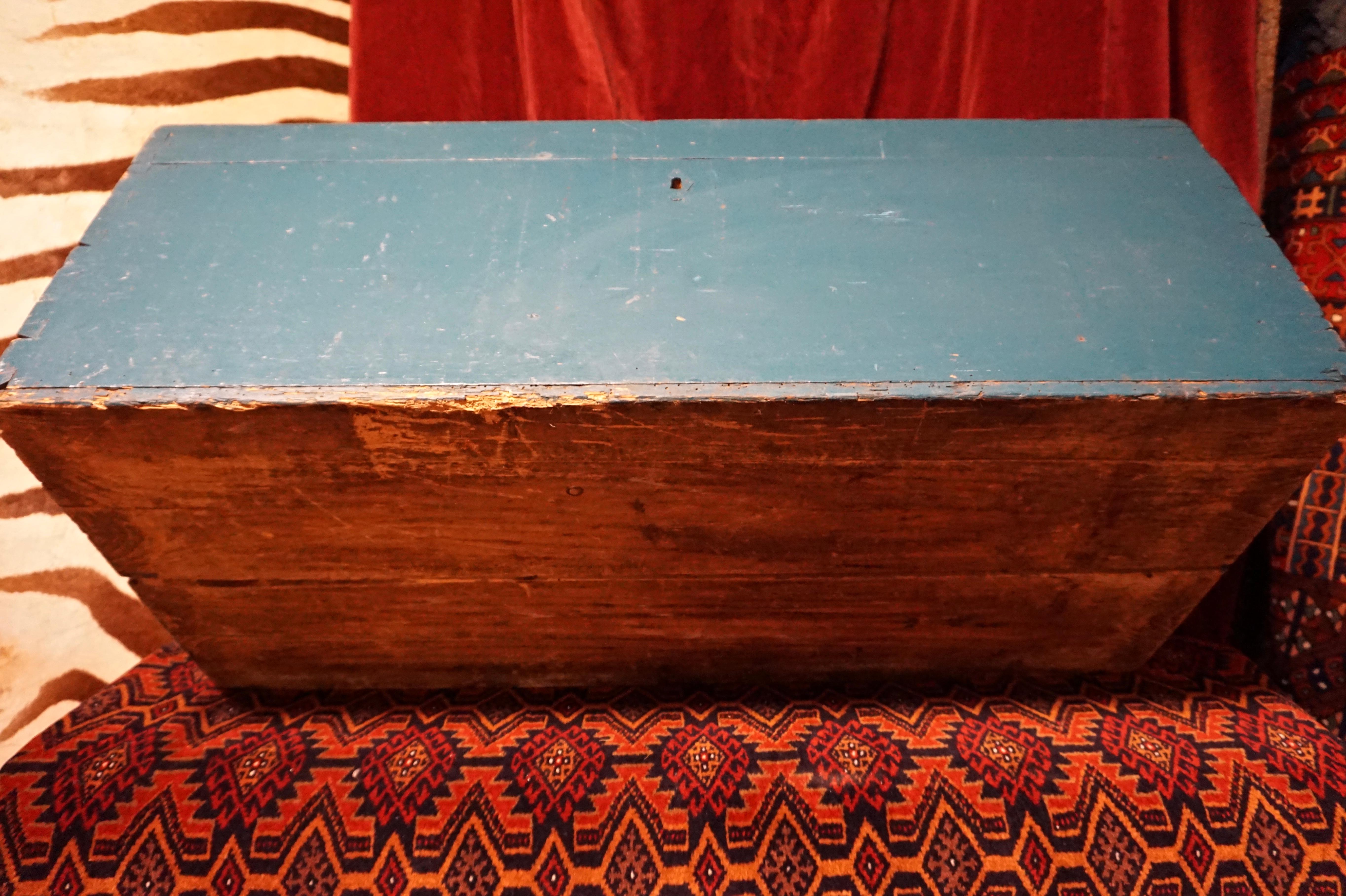 Rare Early 19th Century East Coast Canadiana Dovetailed Pine Chest For Sale 10