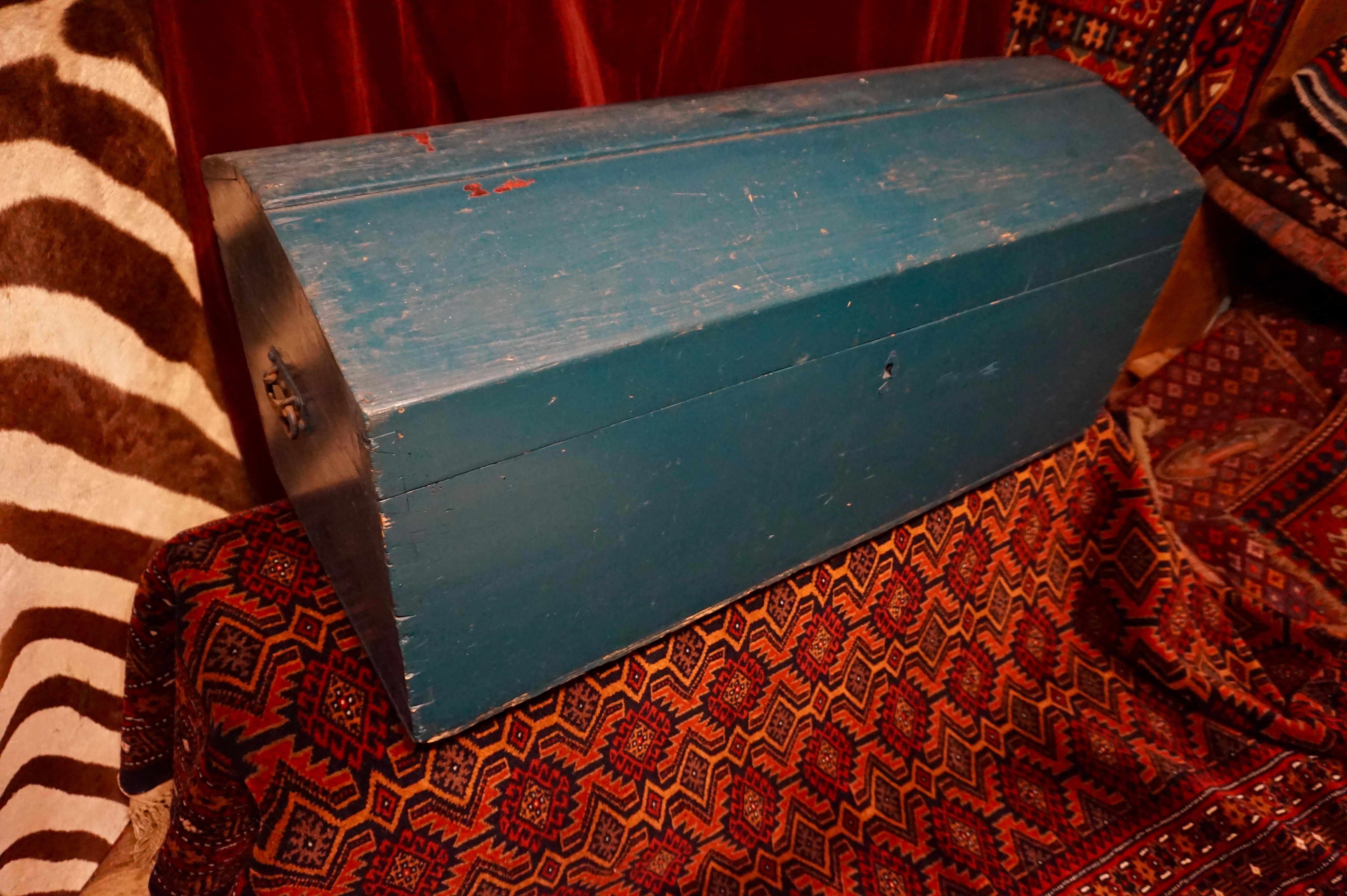 Rare Canadiana East Coast Dome chest with dovetailed joinery and original hardware. Yesteryear turquoise paint has been patinated by time and oozes rustic charm. A beautiful conversation piece to enliven your space and add a dash of flavour.
