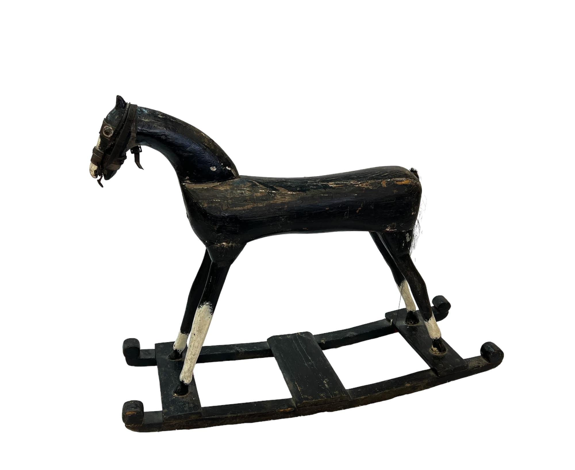 Découvrez un morceau captivant de l'histoire de l'enfance avec ce charmant et rare cheval à bascule d'art populaire du début du XIXe siècle. Cette exquise antiquité, qui illustre le caractère distinctif des jouets artisanaux d'une époque révolue,