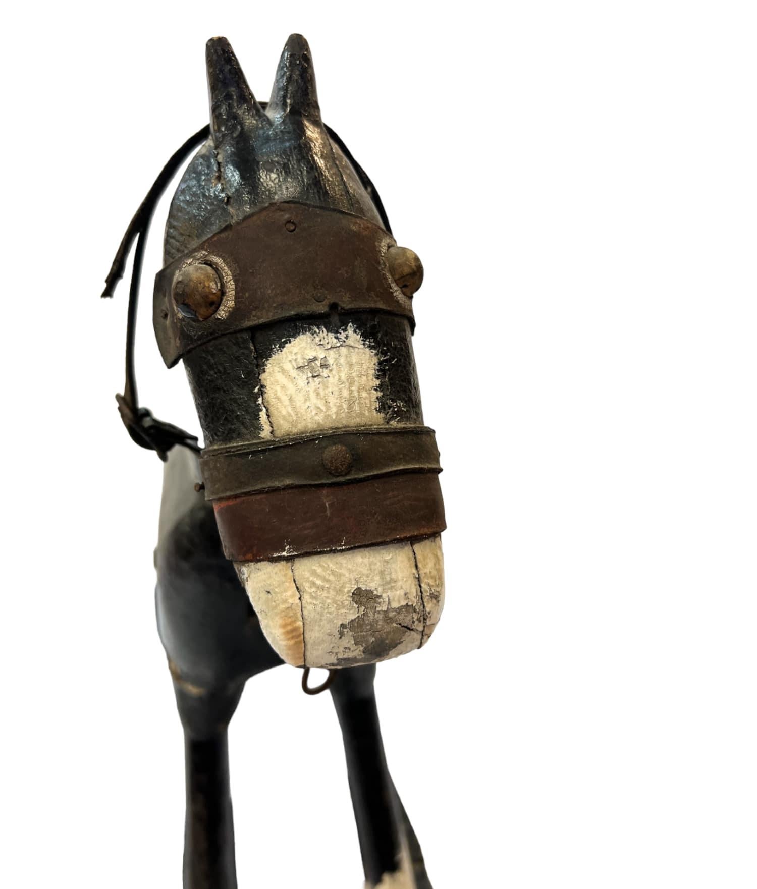 Peint à la main Rare cheval à bascule d'art populaire du début du 19e siècle - Authenticité et ancienneté en vente