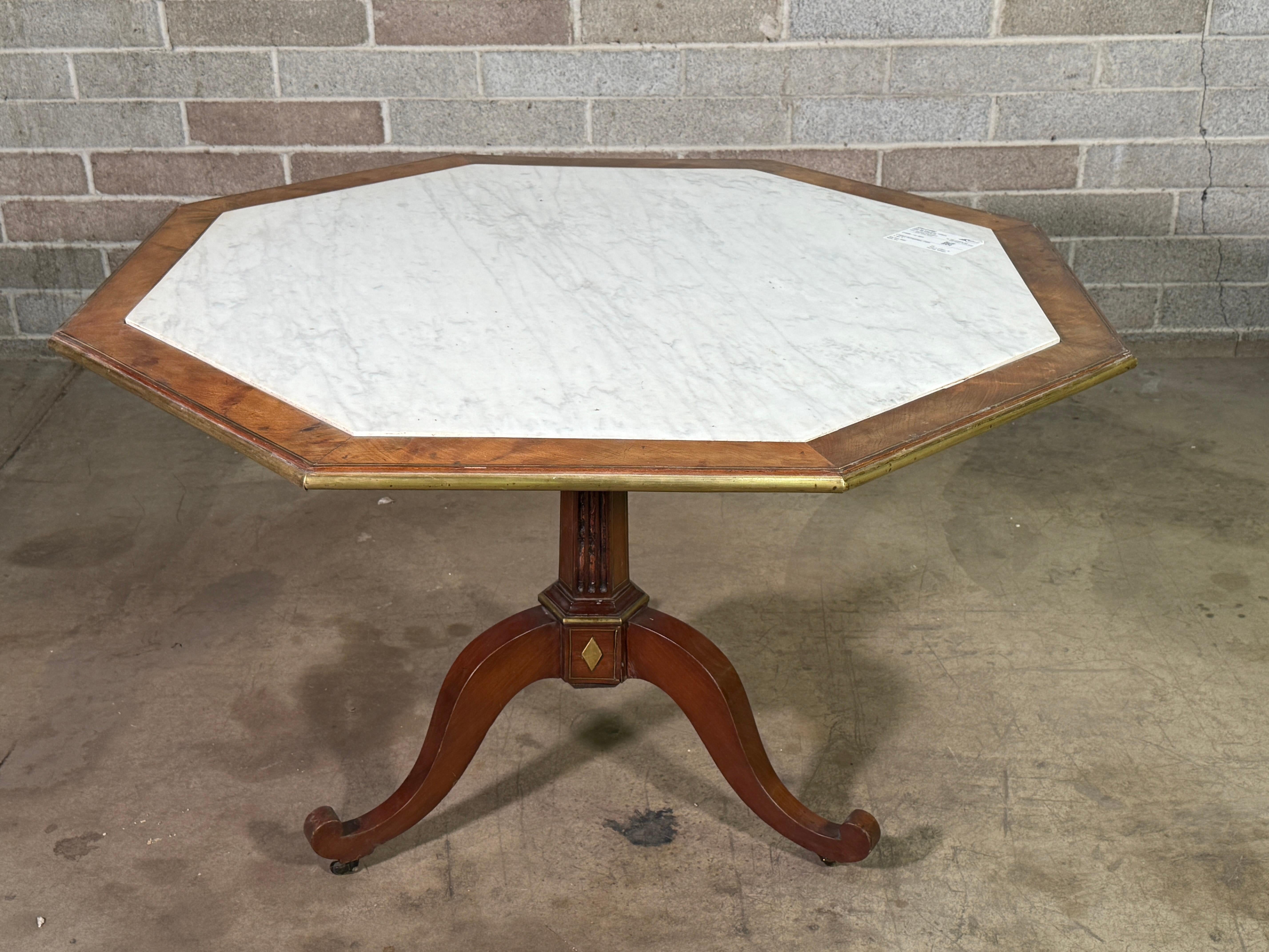 Mesa octogonal estilo Luis XVI de principios del siglo XIX con mármol Carrera (Raro) en Bueno estado para la venta en Scottsdale, AZ