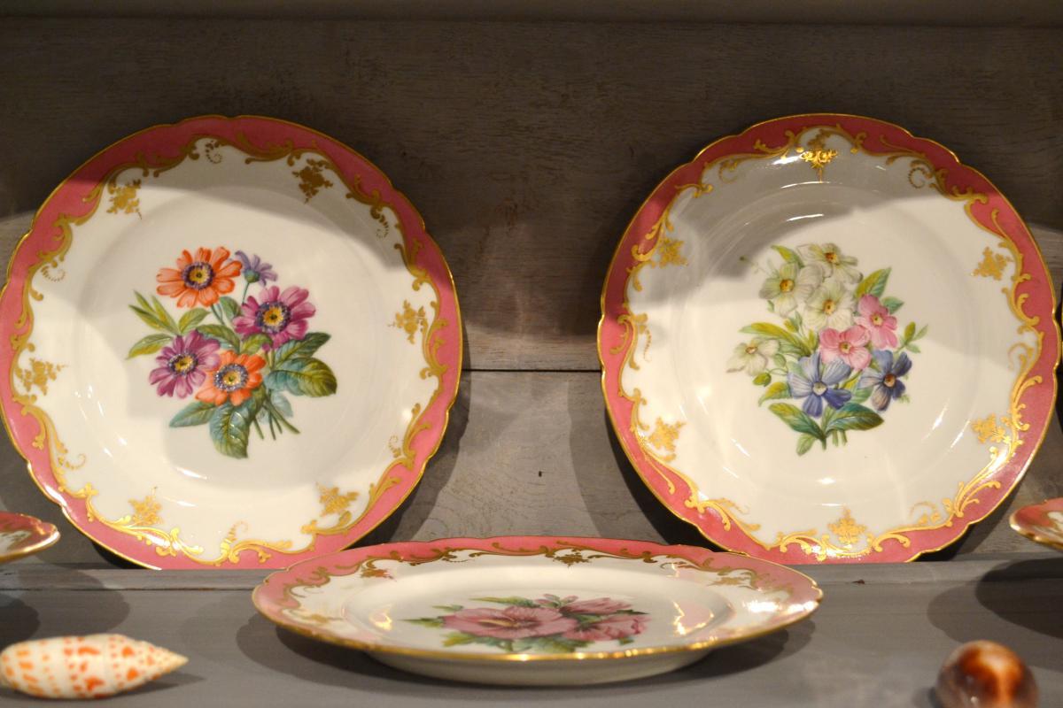 Rare Early 19th Century Paris Botanical Pink Porcelain Service for 24 For Sale 7