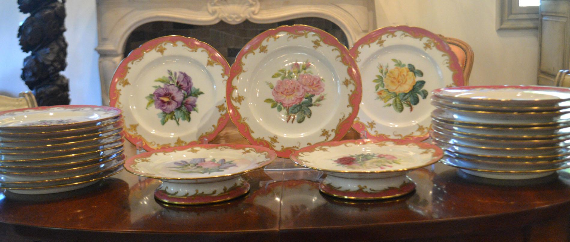 Rare Early 19th Century Paris Botanical Pink Porcelain Service for 24 In Excellent Condition For Sale In Vista, CA