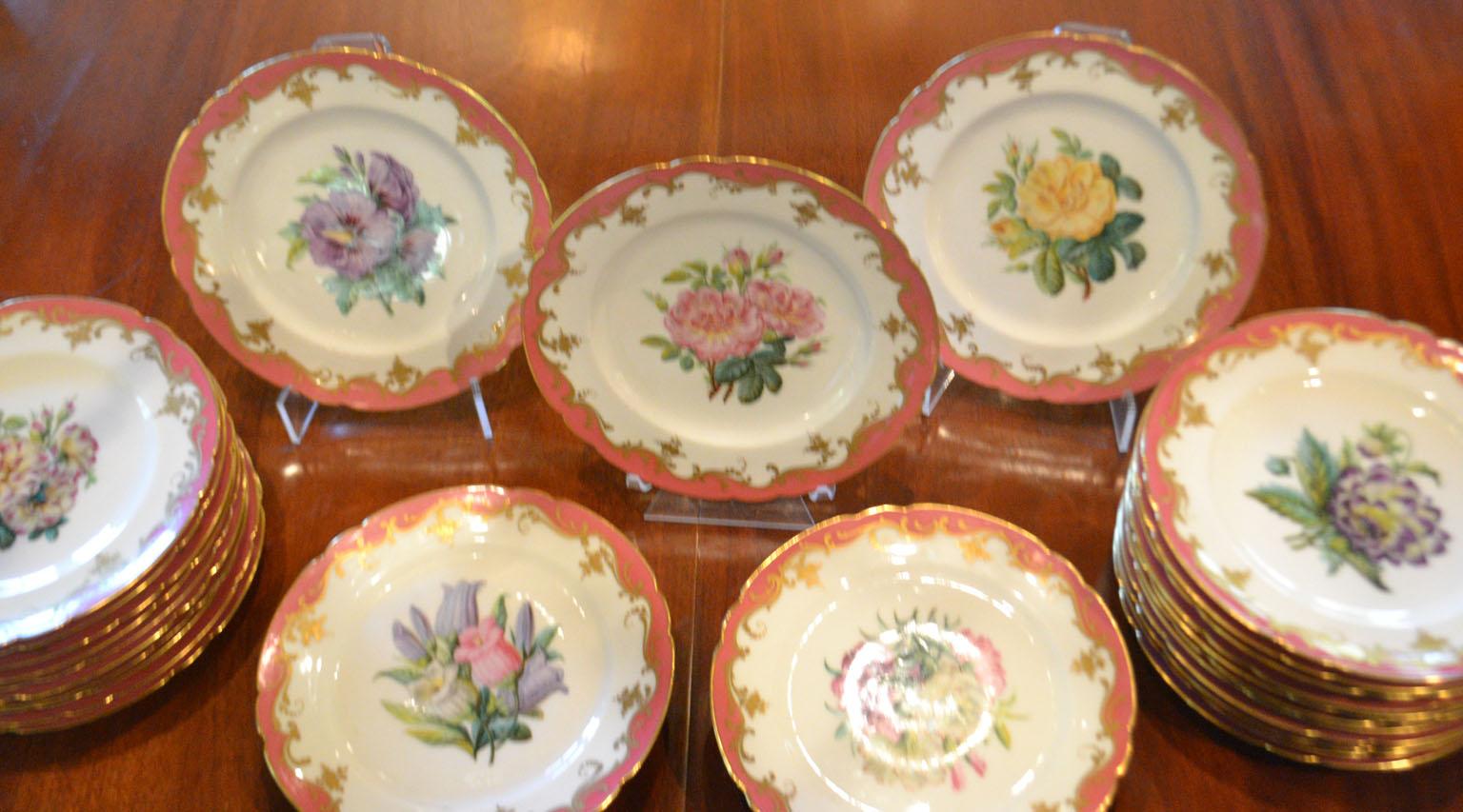 Rare Early 19th Century Paris Botanical Pink Porcelain Service for 24 For Sale 1
