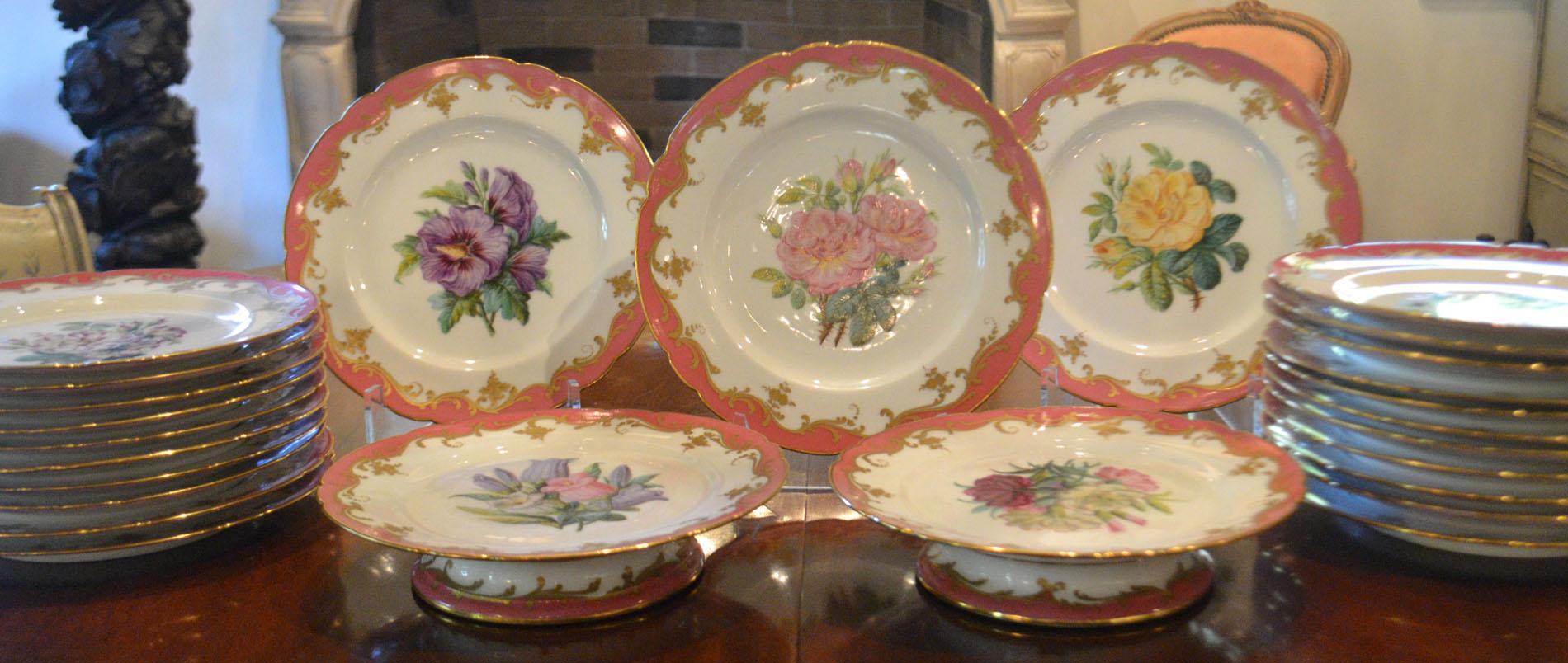 Rare Early 19th Century Paris Botanical Pink Porcelain Service for 24 For Sale 3