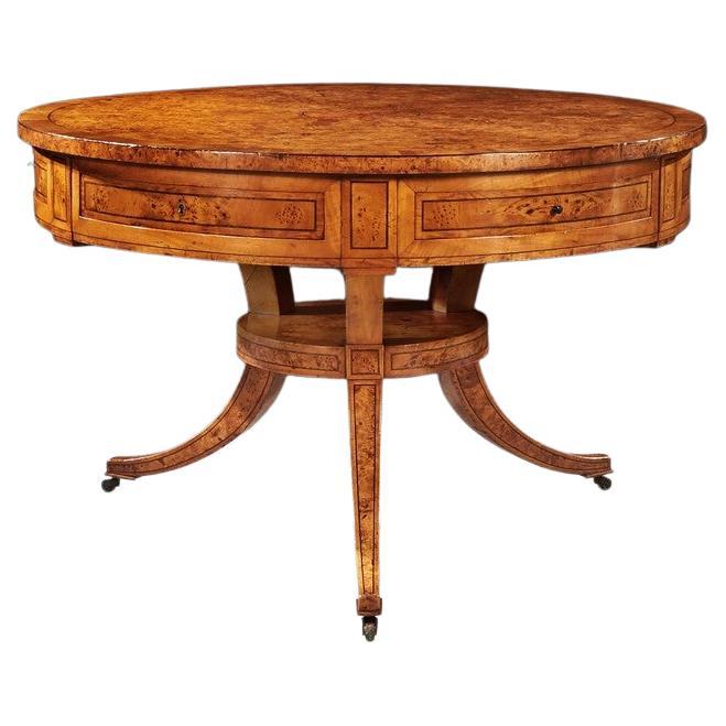 Rare table à tambour en ronce d'érable scandinave du début du 19ème siècle