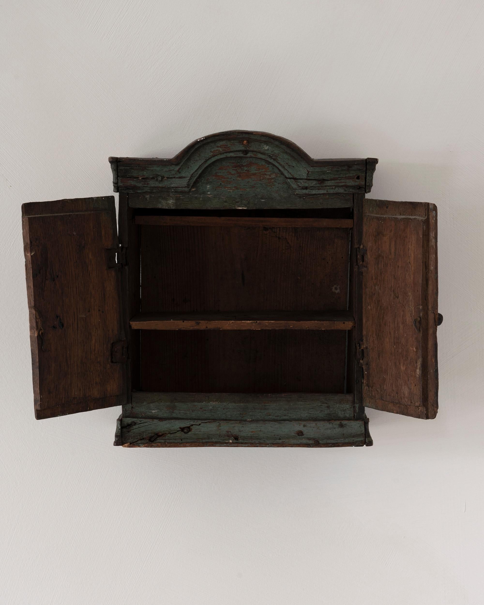 Rare Early 19th Century Swedish Provincial Wall Cupboard In Good Condition For Sale In Mjöhult, SE