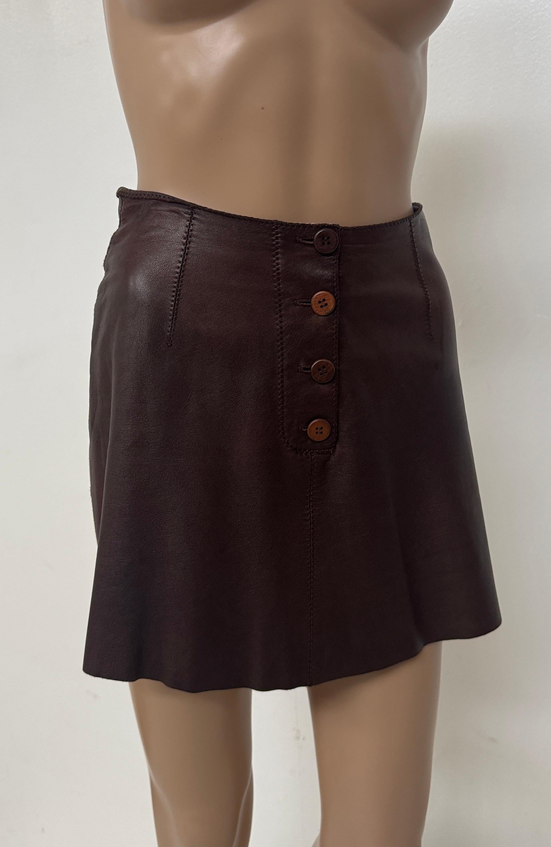 Esta minifalda de piel marrón chocolate es un refinado ejemplo del diseño francés atemporal y refleja la estética sensual y sin esfuerzo que definió a Plein Sud a principios de la década de 2000. Confeccionada en flexible piel auténtica, la falda